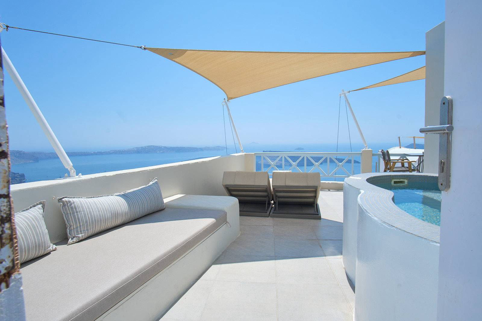 Blue Dolphins Apartments & Suites