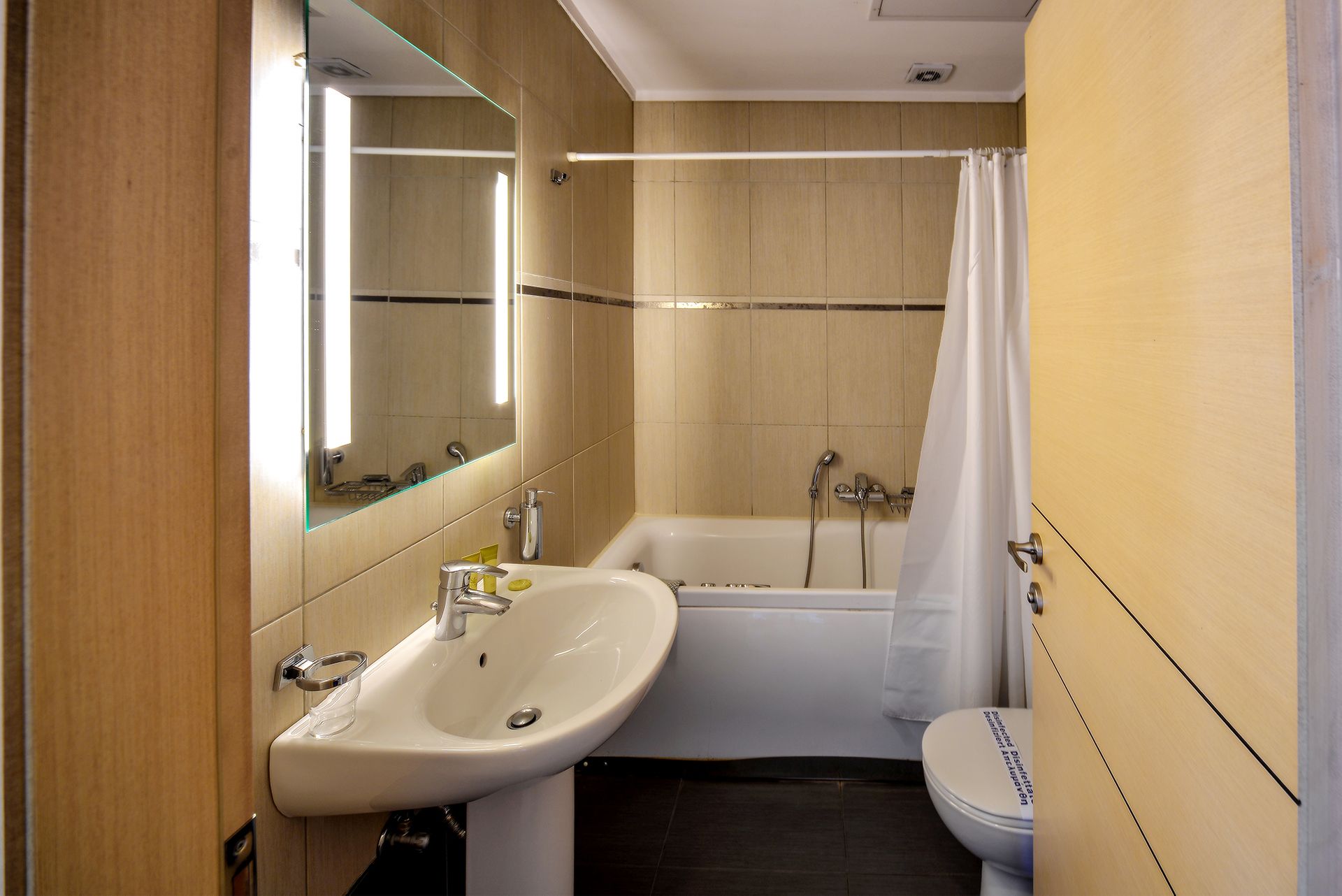 Astoria Hotel Thessaloniki enjoys a prime location in the heart of the city, making it the perfect base for exploring everything this vibrant destination has to offer