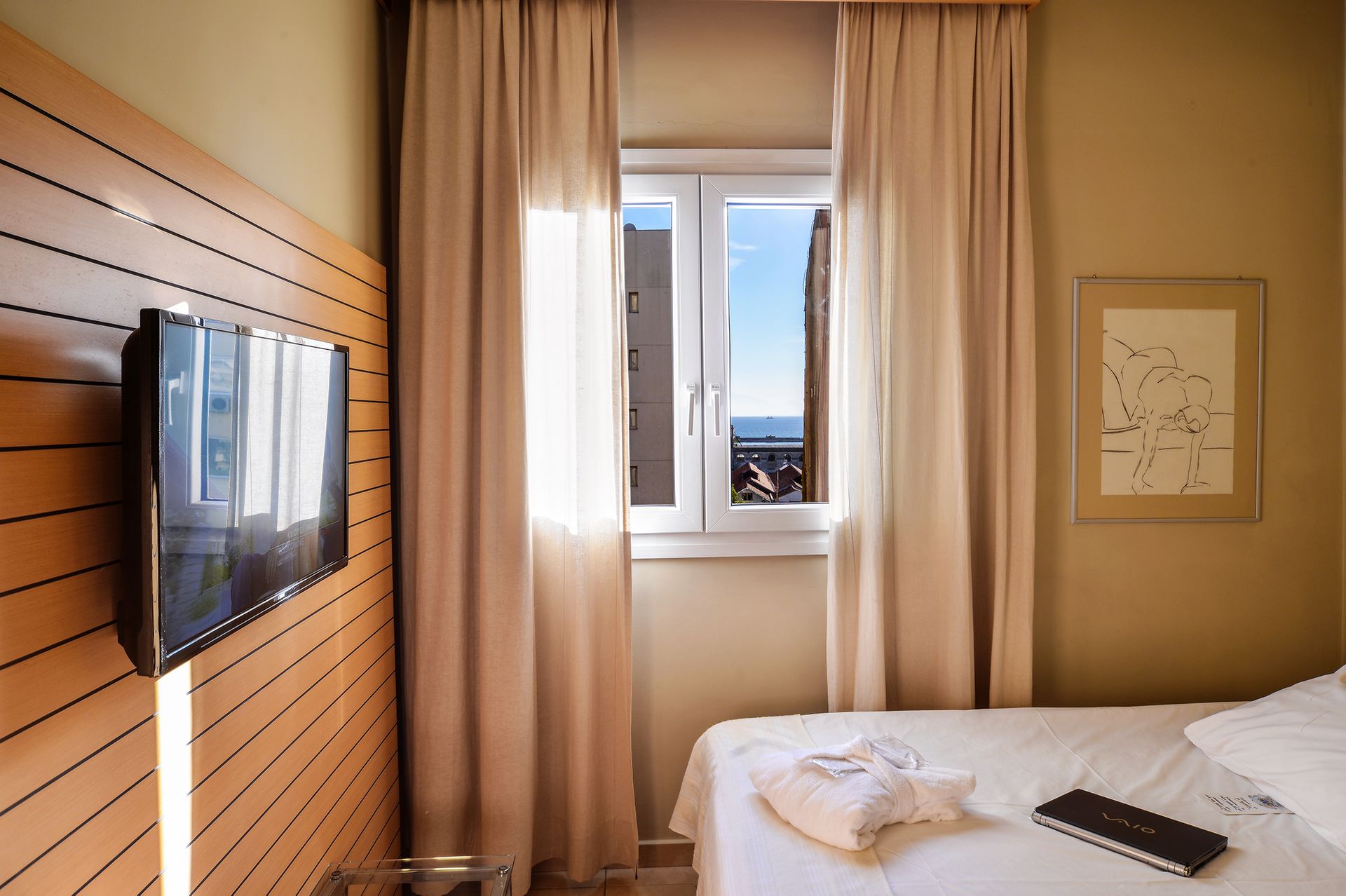 The view of the Port of Thessaloniki in a budget Single room