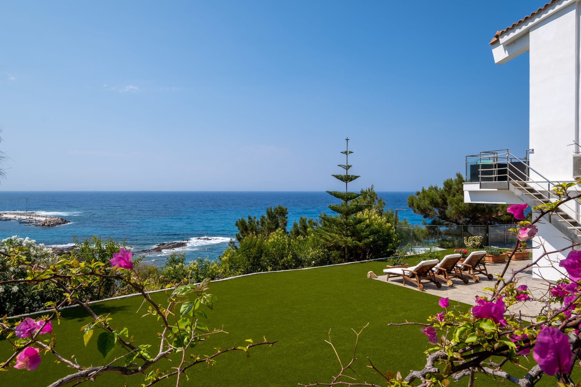 Icarus Luxury Beachfront Villa