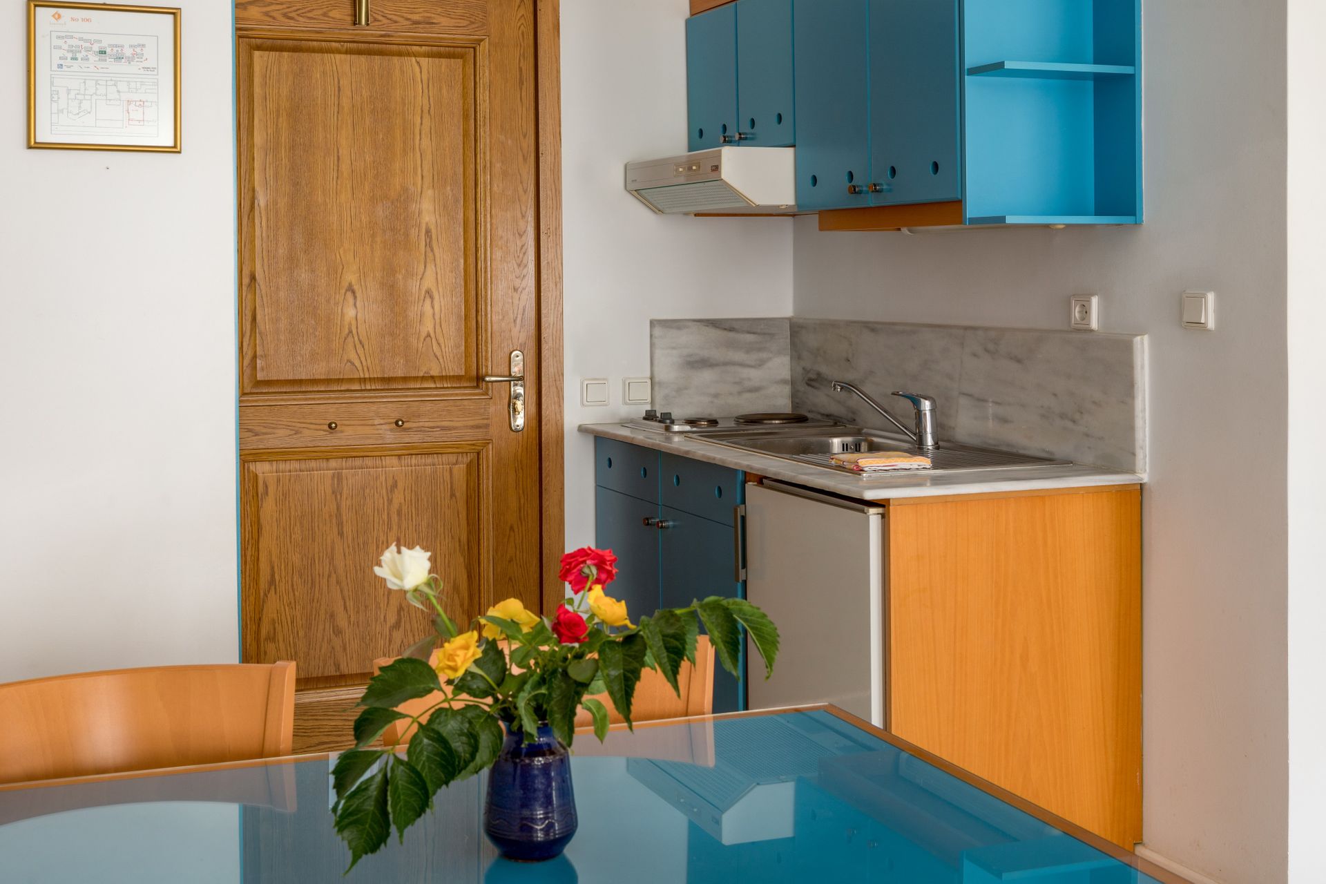The fully equipped kitchenette includes all the necessities for in-room dining, and along with the dining table all our guests can enjoy anything from a sunny breakfast to a family feast.