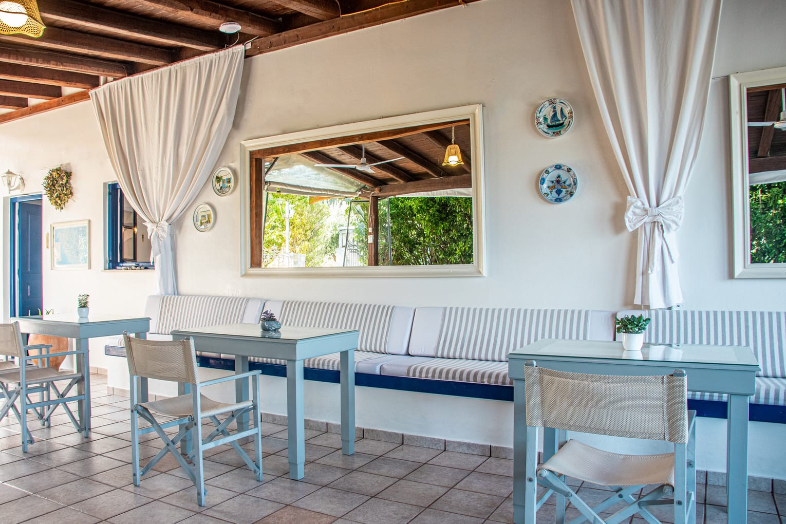 Breakfast dining room