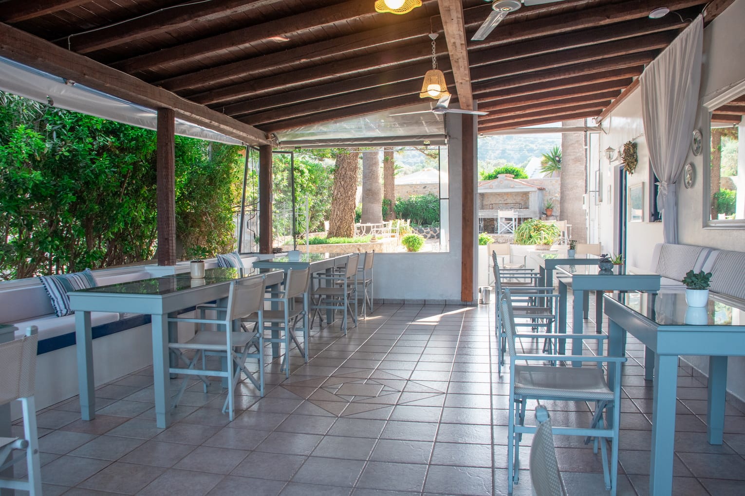 Breakfast dining room