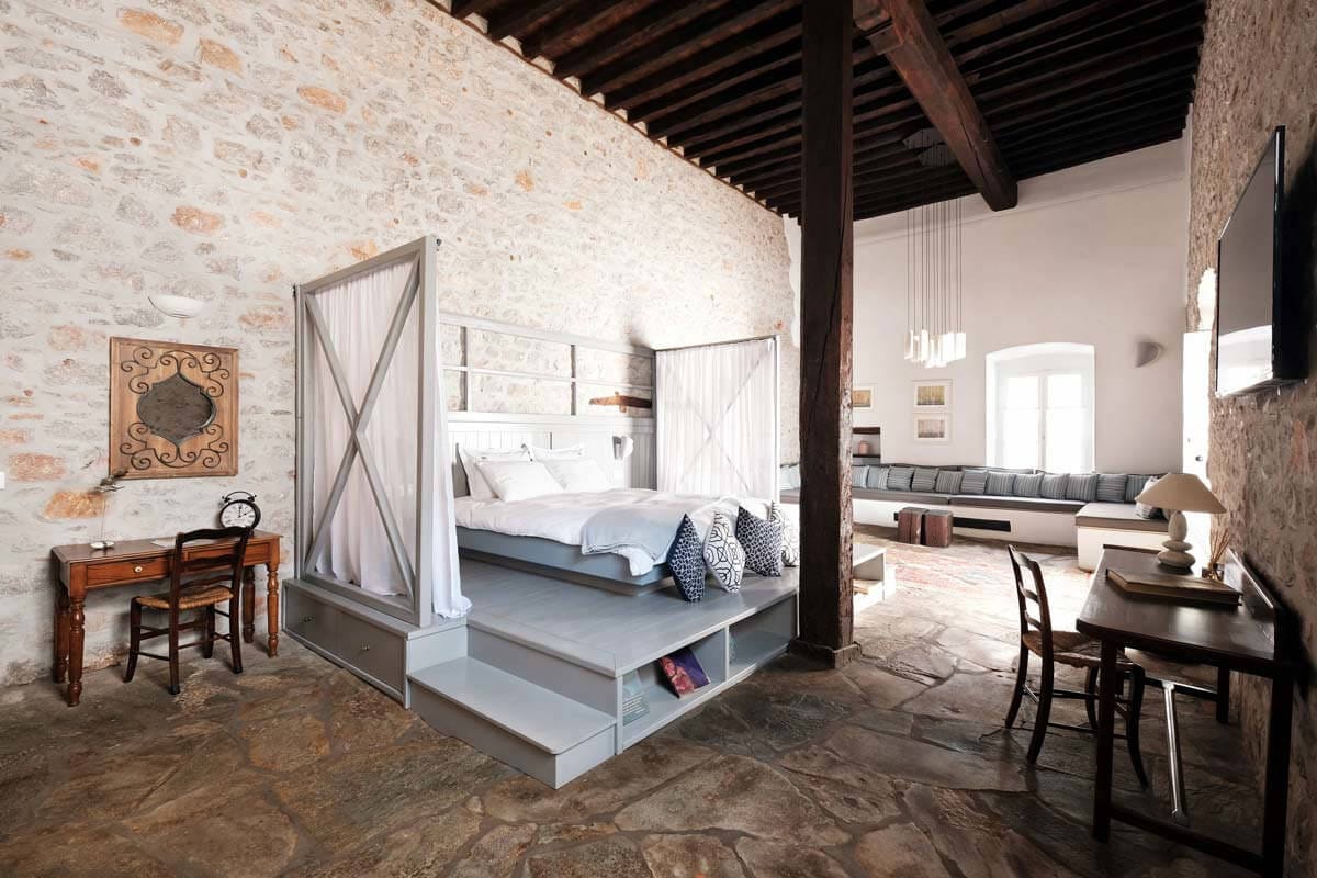 The Keresbino Hydra Manor House