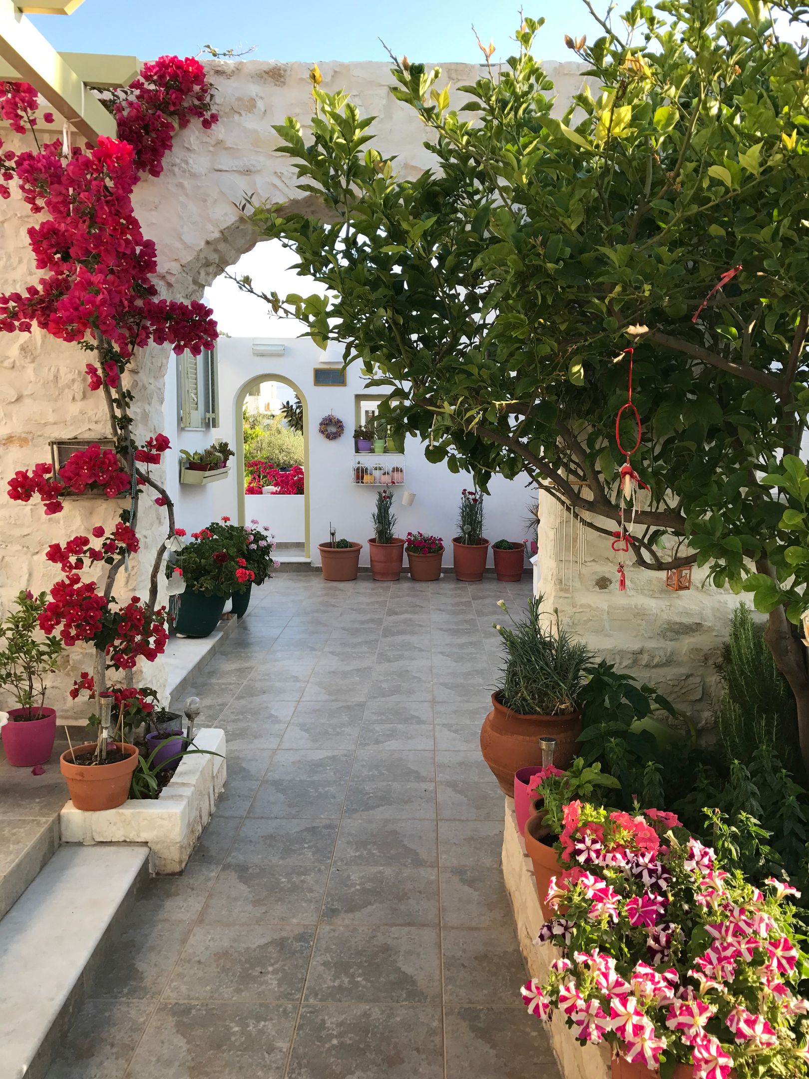 Leonardos Apartments