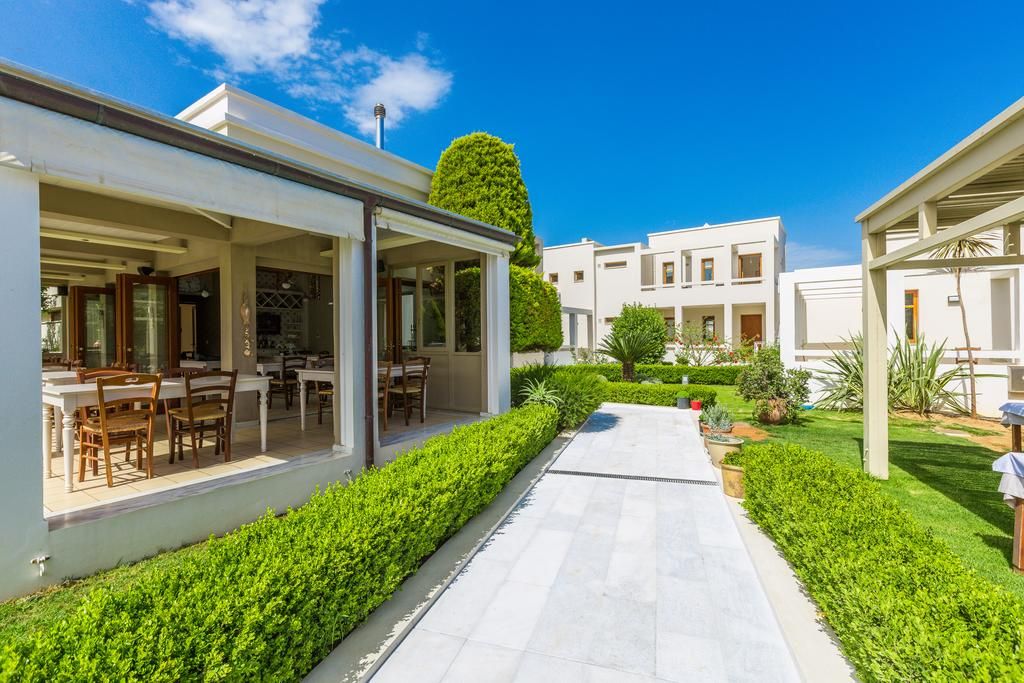 Corridor in between the gardens