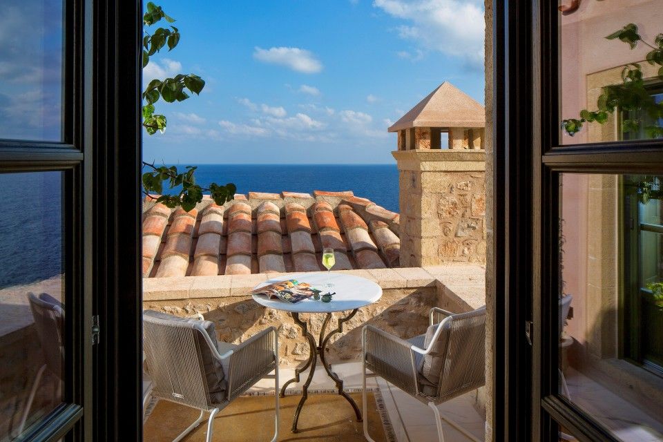 Moni Emvasis Luxury Suites