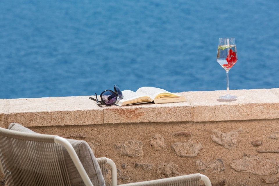 Moni Emvasis Luxury Suites