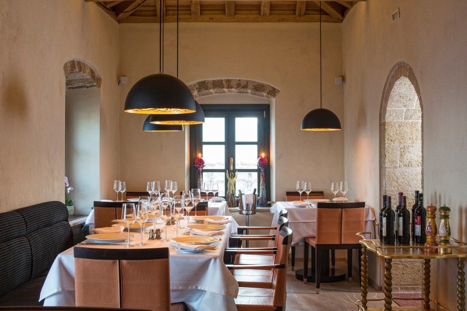 Moni Emvasis Luxury Suites