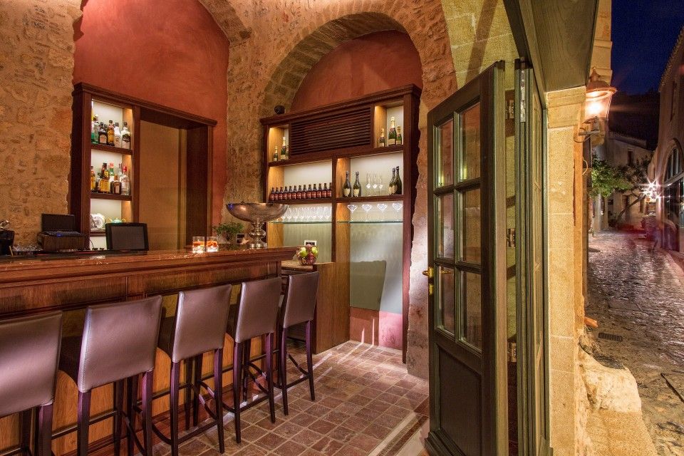 Moni Emvasis Luxury Suites