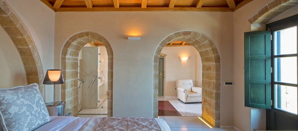 Moni Emvasis Luxury Suites