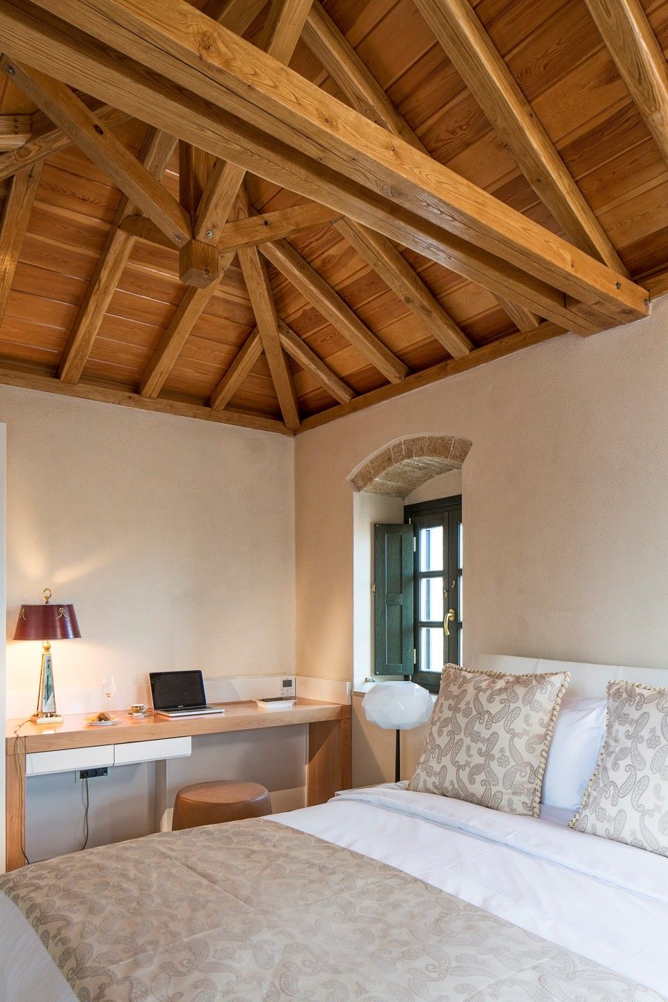 Moni Emvasis Luxury Suites