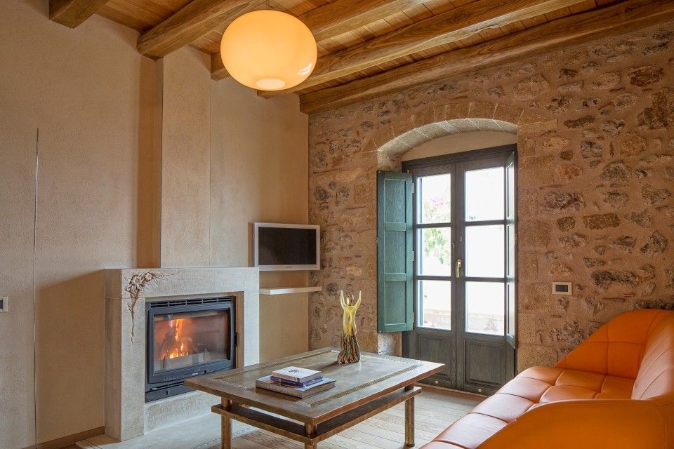 Moni Emvasis Luxury Suites