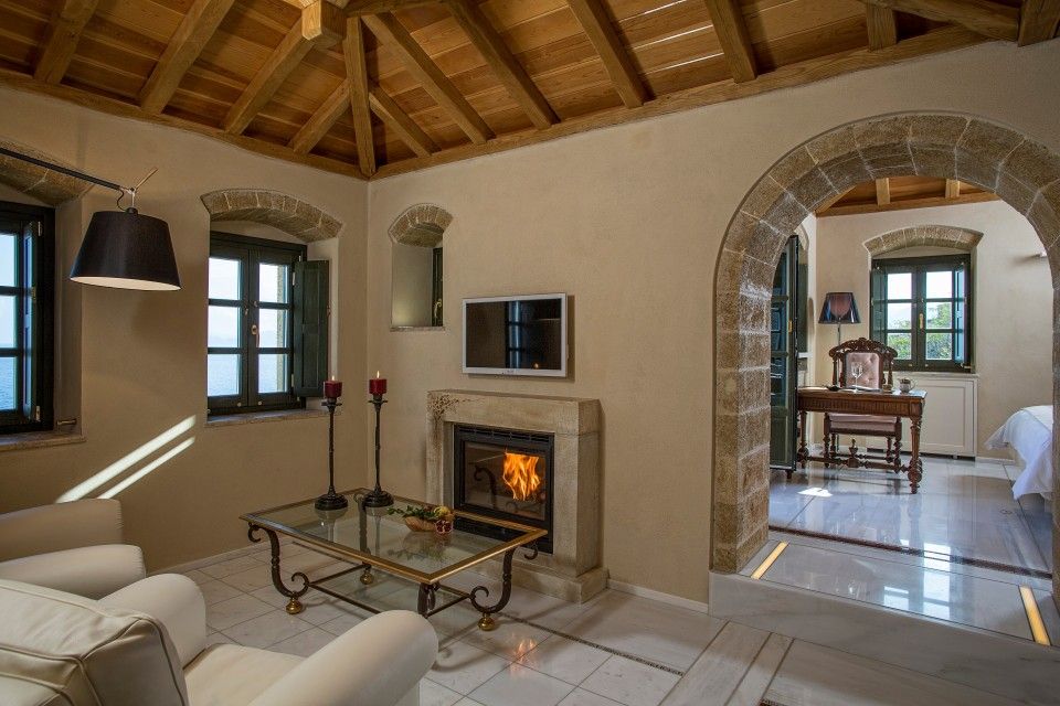 Moni Emvasis Luxury Suites