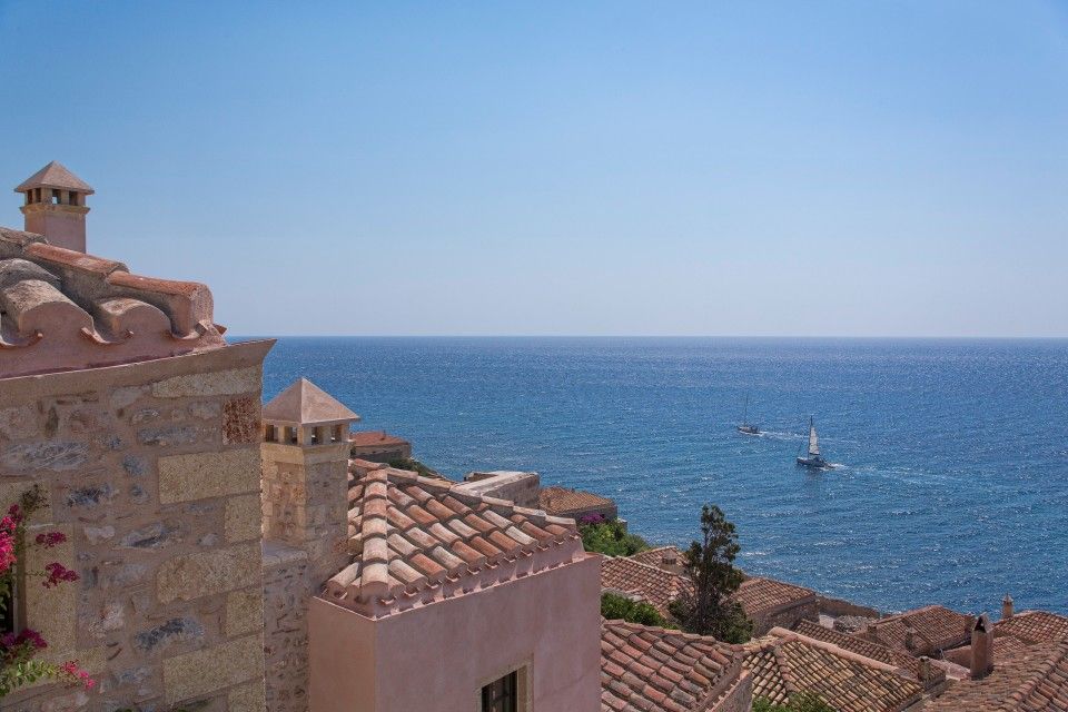 Moni Emvasis Luxury Suites