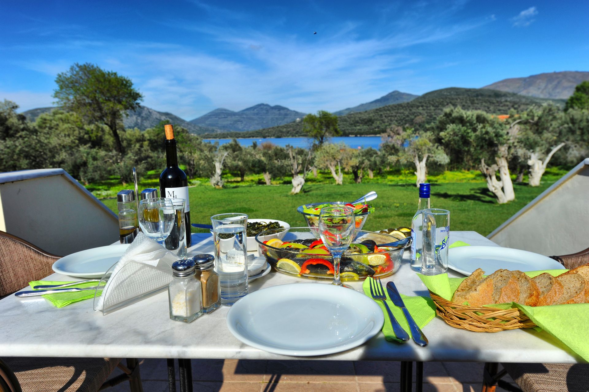 Dinning with sea view backdrop