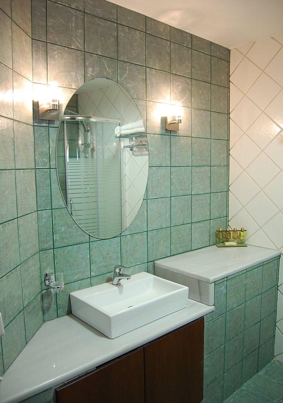 Room - bathroom detail