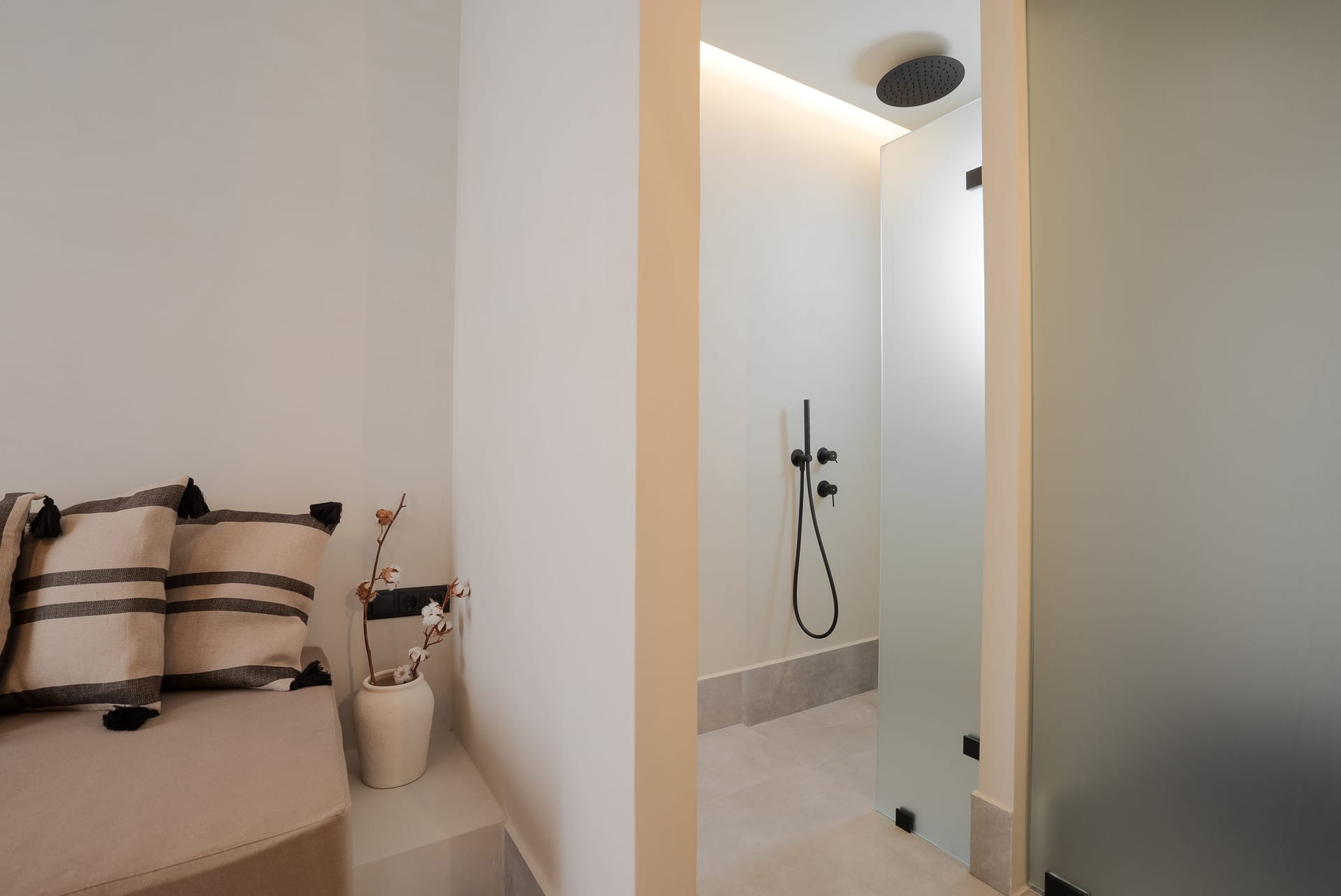 Polis of Naxos Stylish Suites