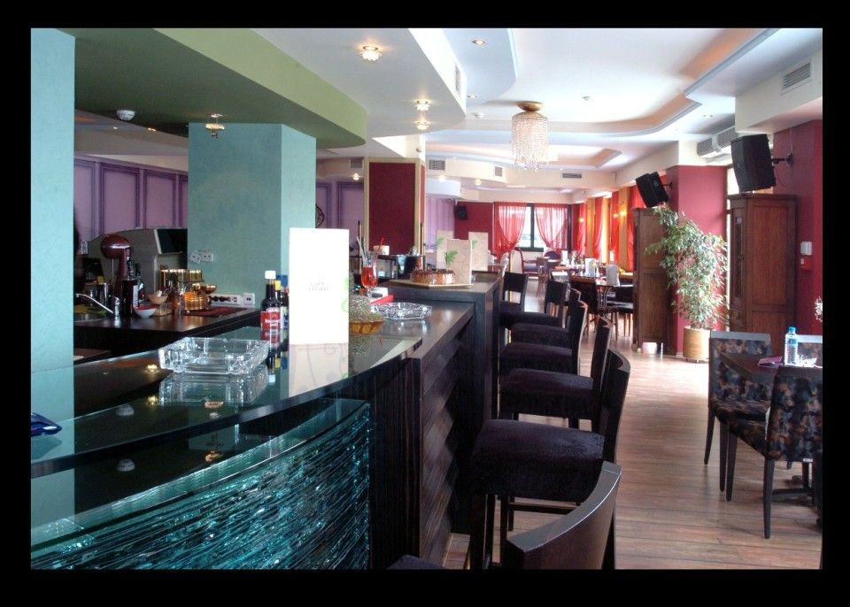 Cafe Bar Restaurant "LAZY LIZARD"The Glass BarIt offers 10% discount in the food menu only for our Queen Olga Hotel.