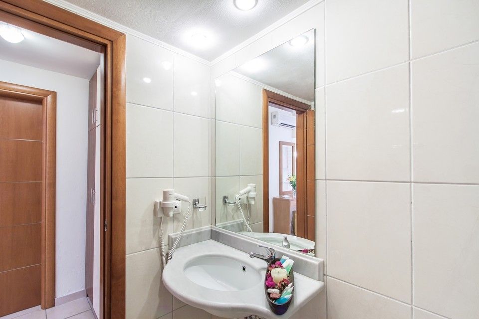 Maisonette shower cabin on ground floor