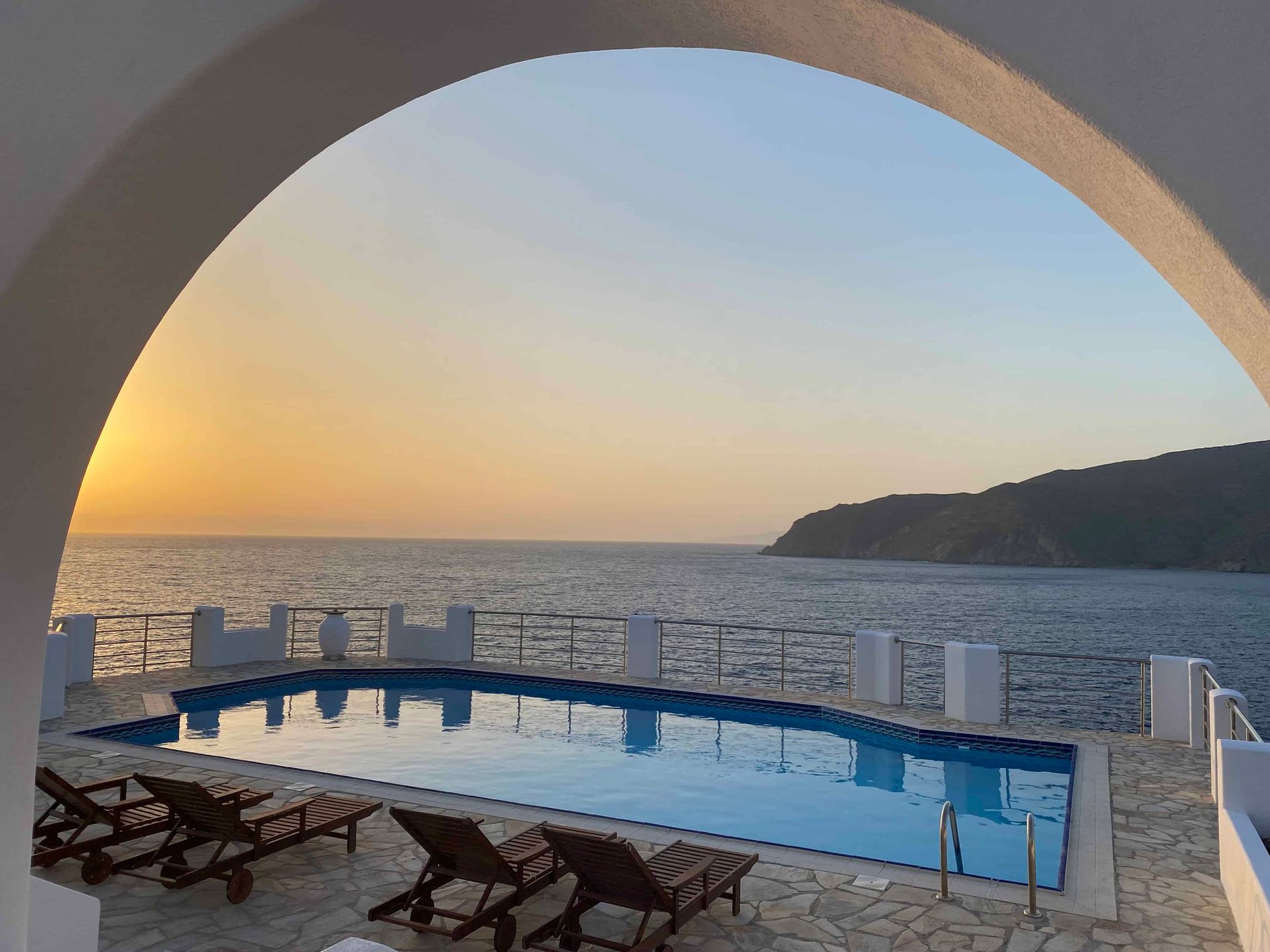 SeaRock Rooms & Suites