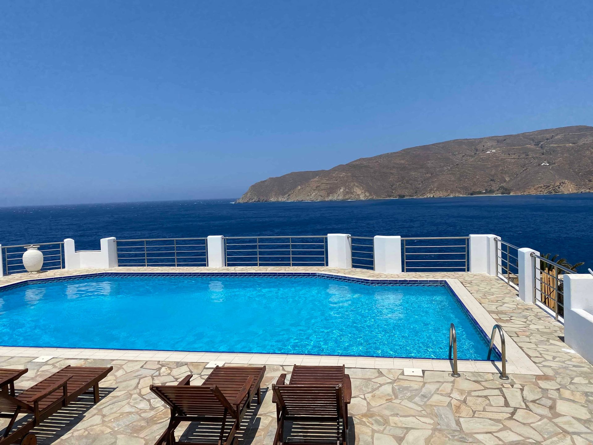 SeaRock Rooms & Suites