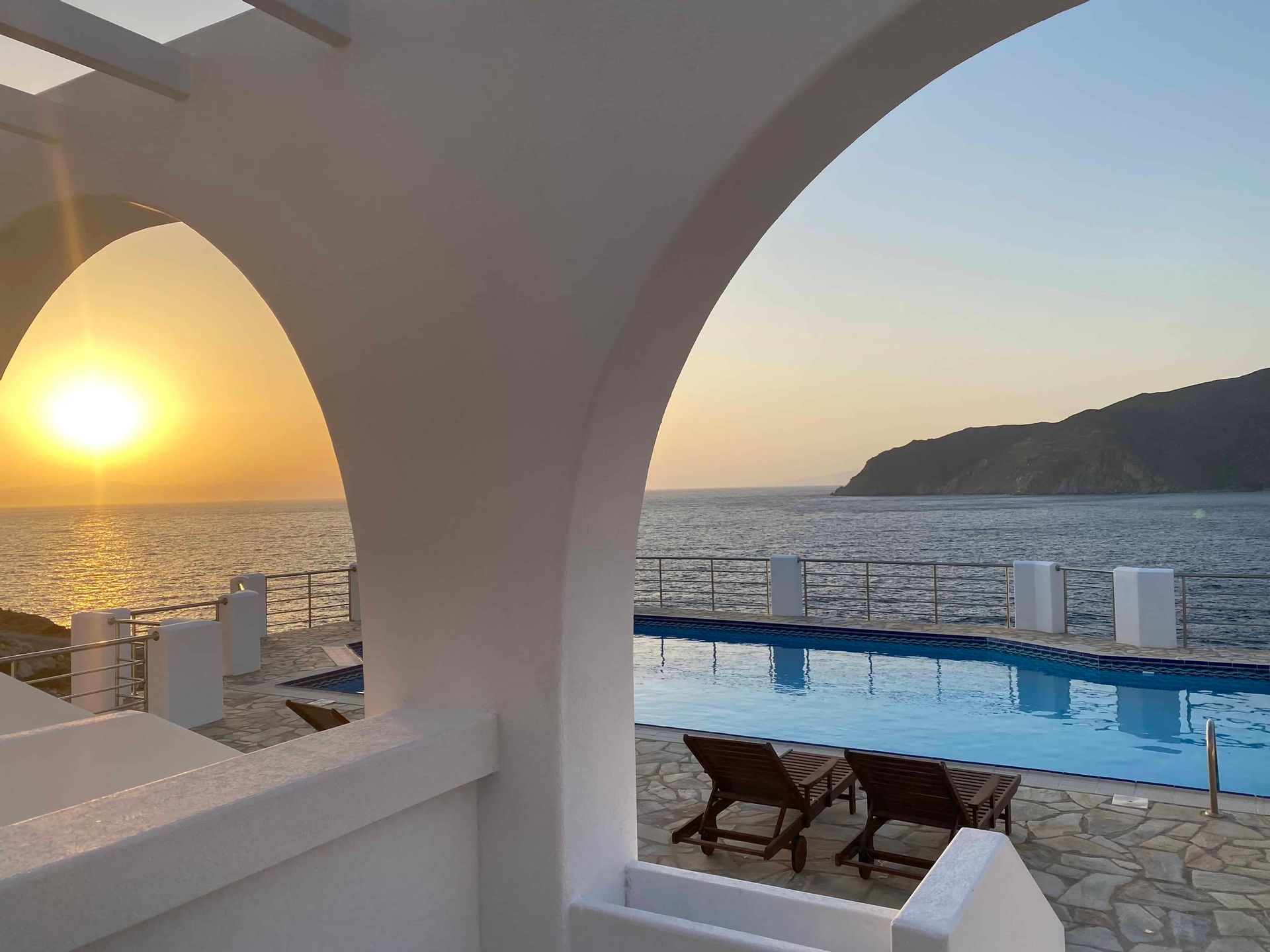 SeaRock Rooms & Suites