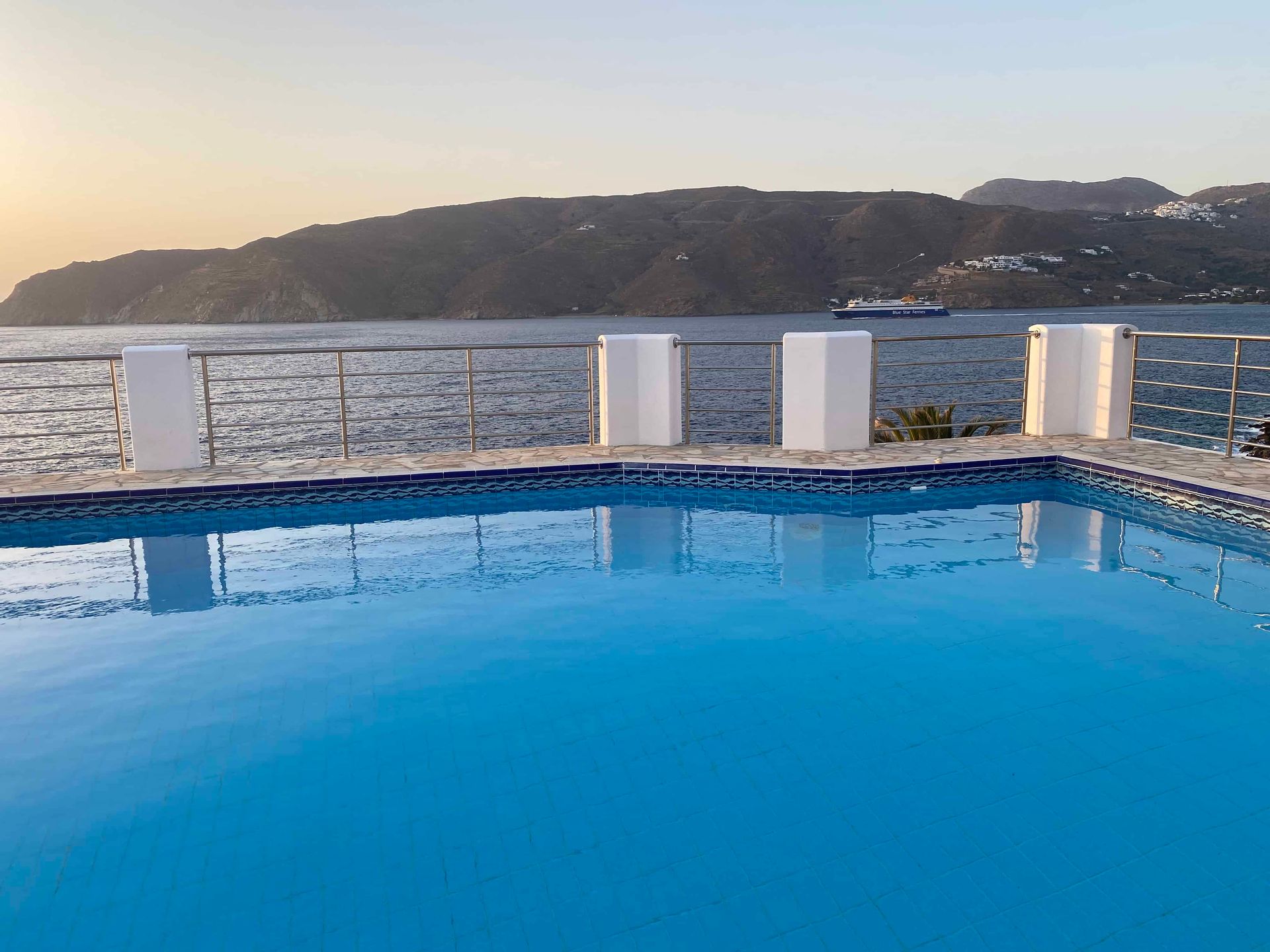 SeaRock Rooms & Suites