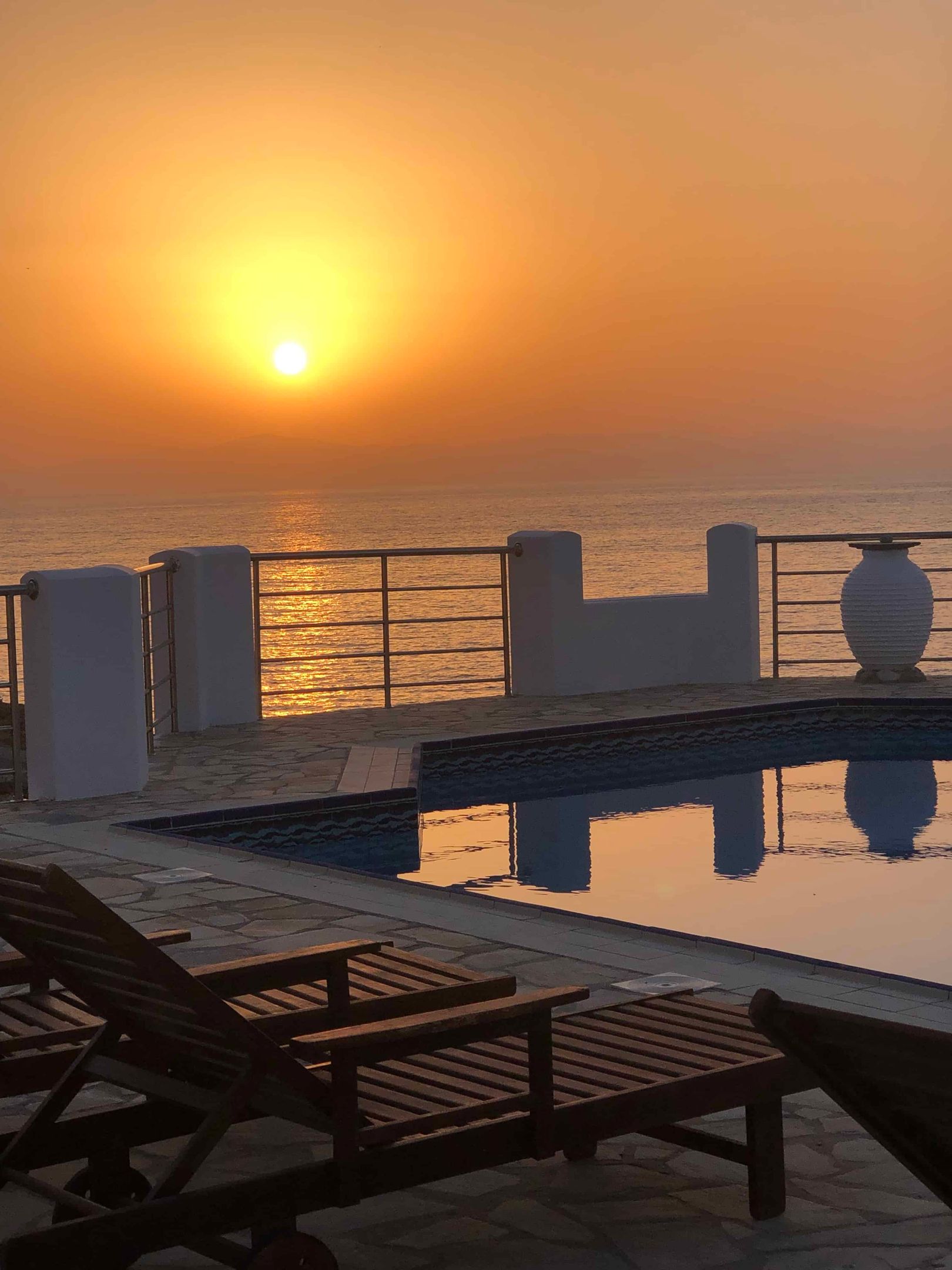 SeaRock Rooms & Suites