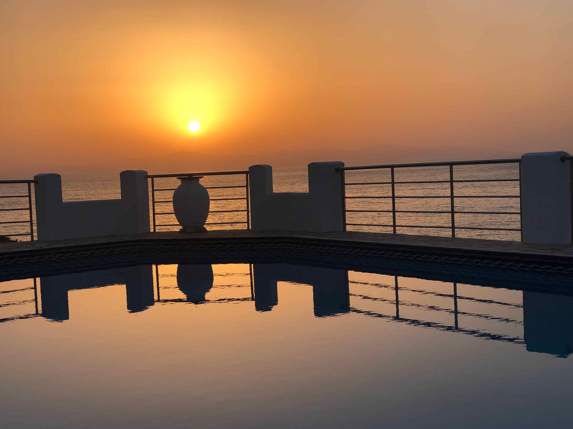 SeaRock Rooms & Suites