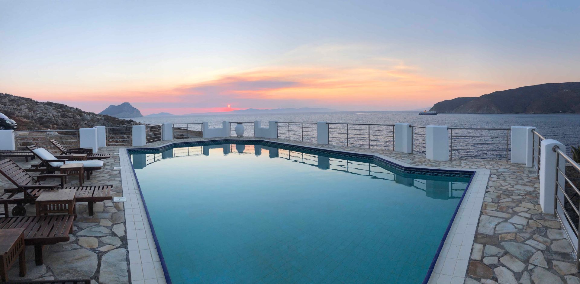 SeaRock Rooms & Suites