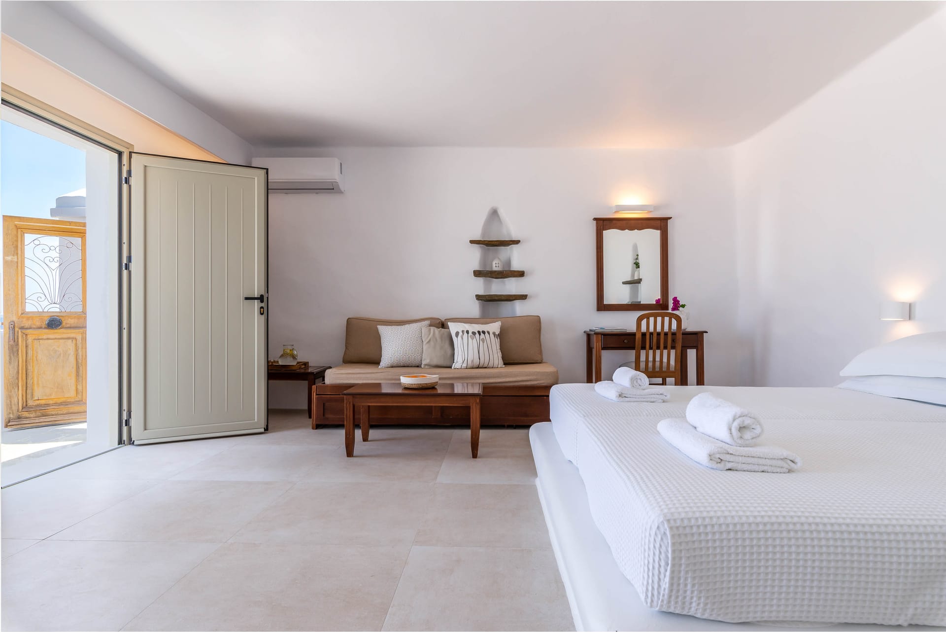 Studio with sea view &amp; balcony