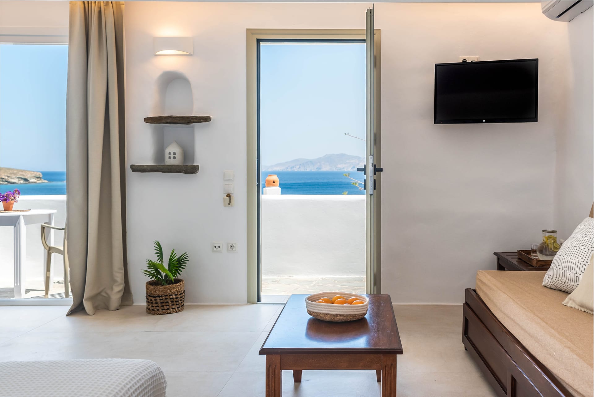 Studio with sea view &amp; balcony