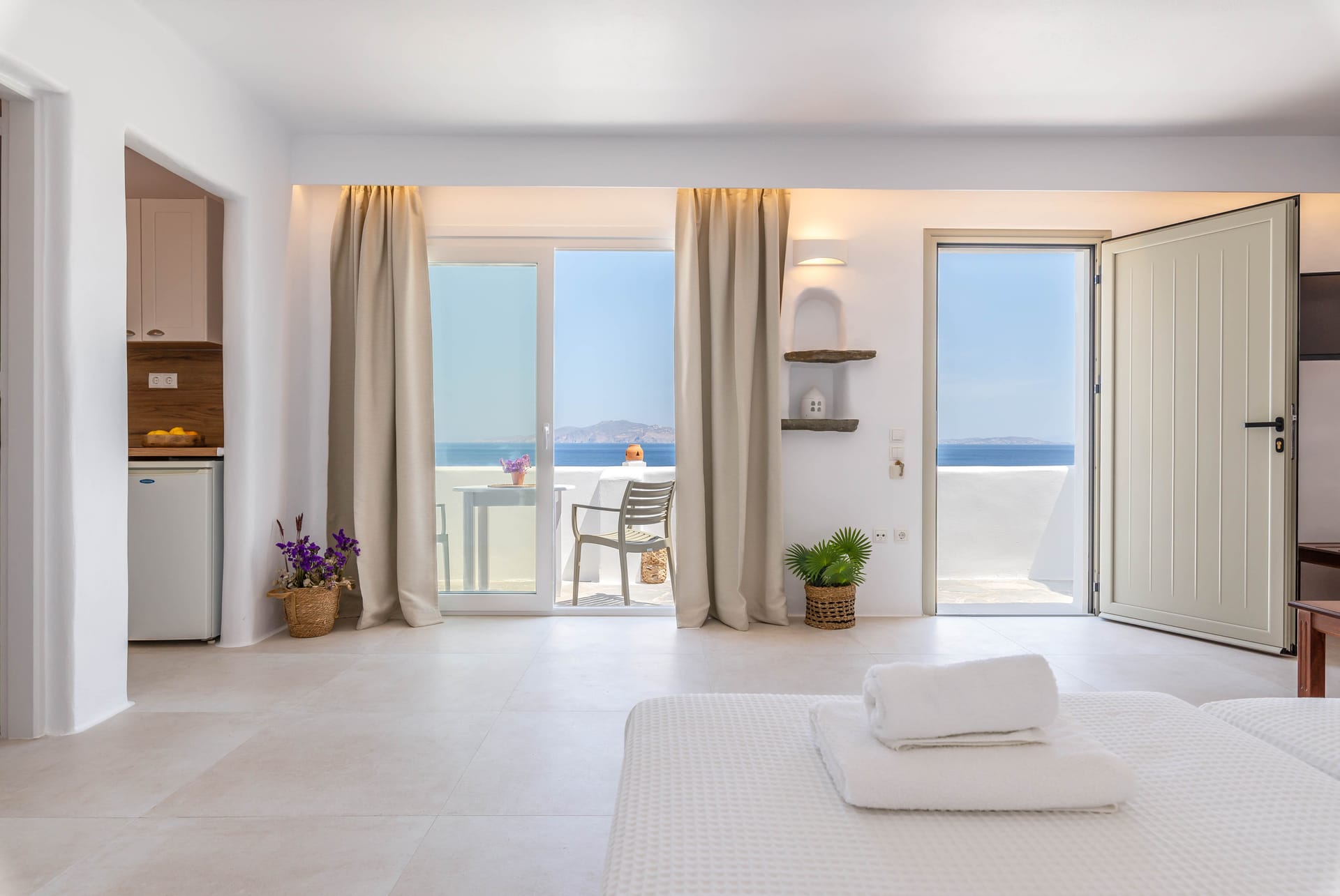 Studio with sea view & balcony