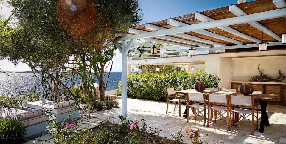 Waterfront Suite with Private Sundeck | 350m from Belvedere Hotel plus Shuttle