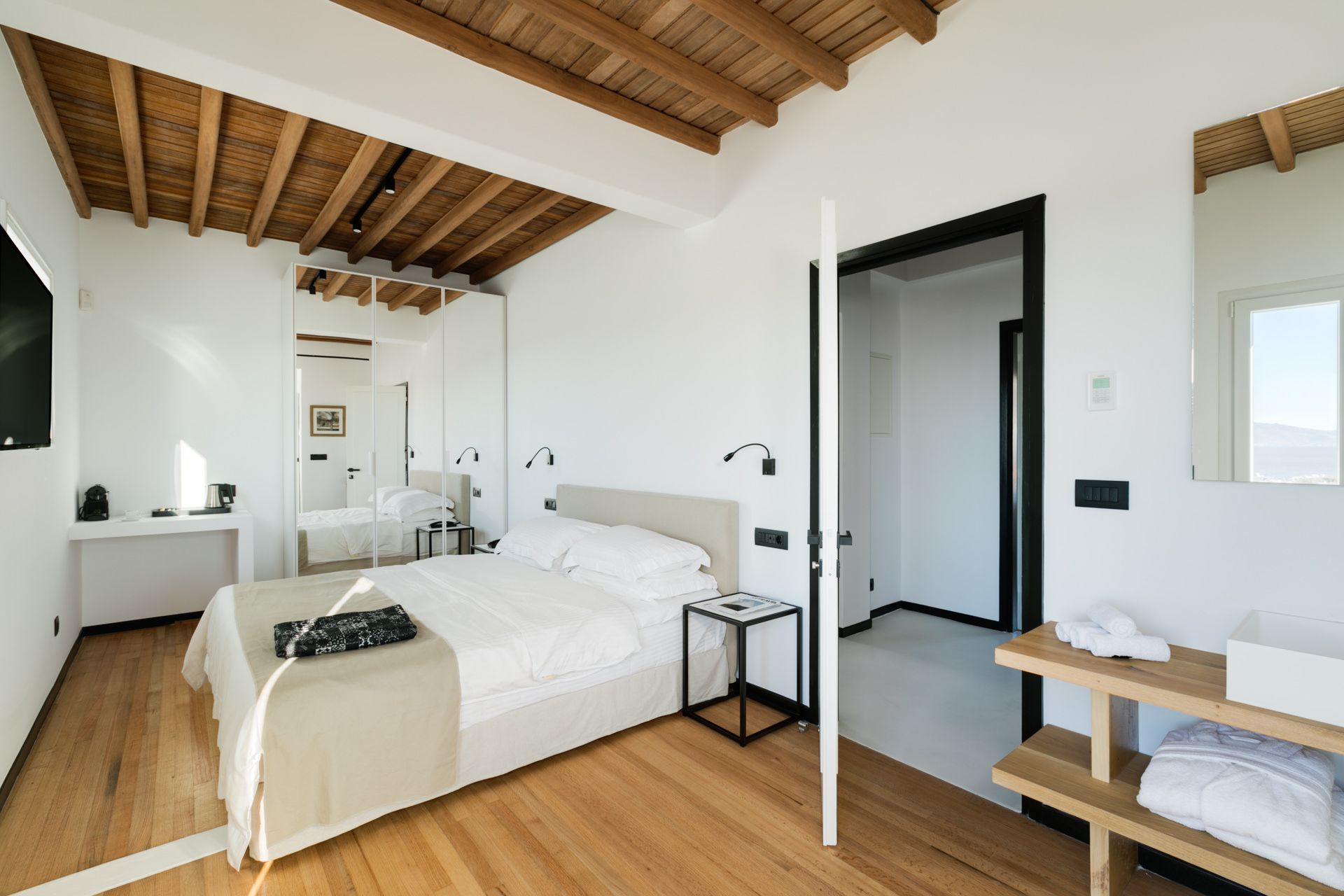 2 Bedroom Suite Nextdoor with Private Jetted Tub and Sea View (3 meters from main hotel - s 5)