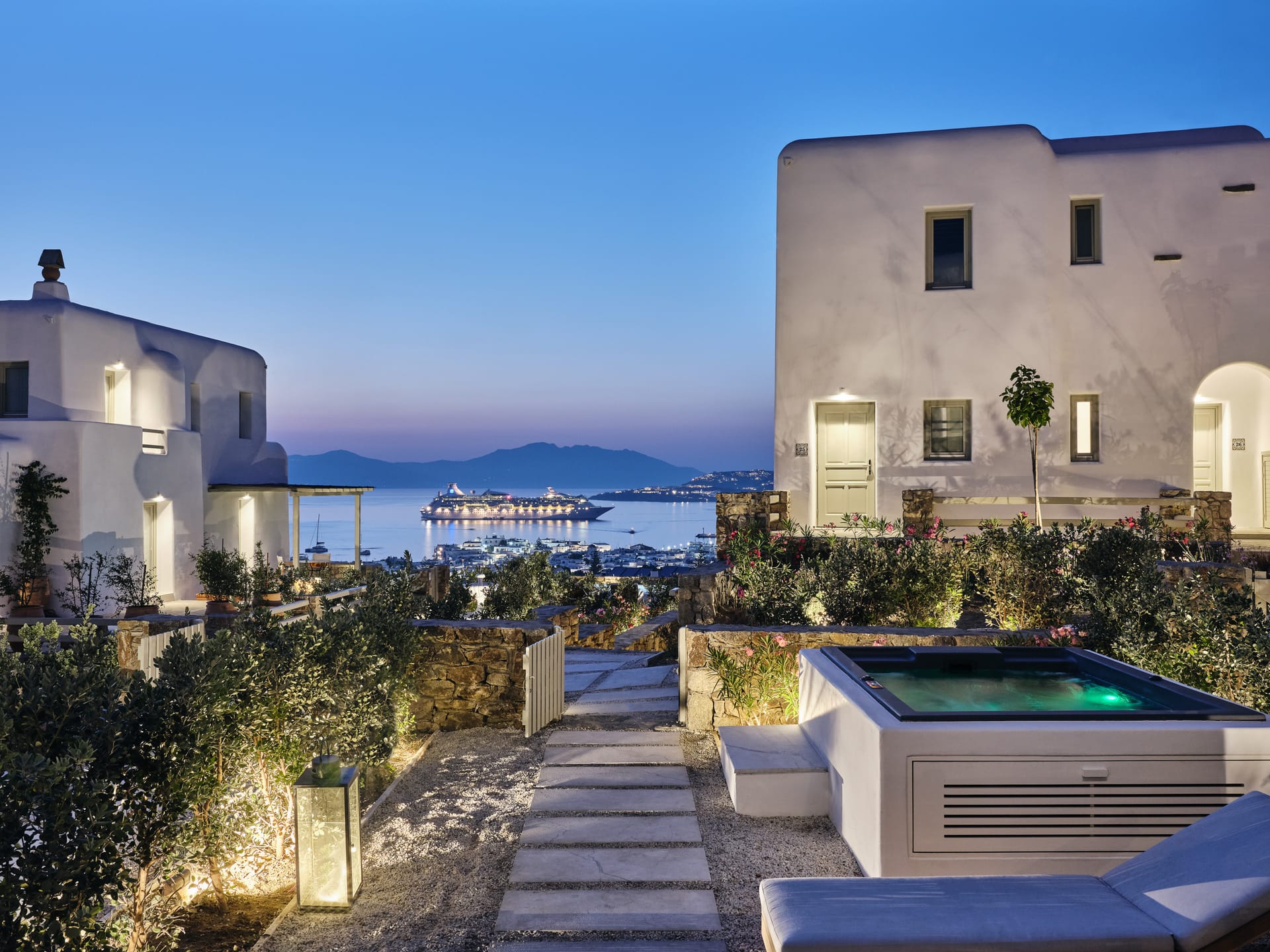 Hilltop Sea View Suite Private Jetted Tub | 250m from Belvedere Hotel plus Shuttle
