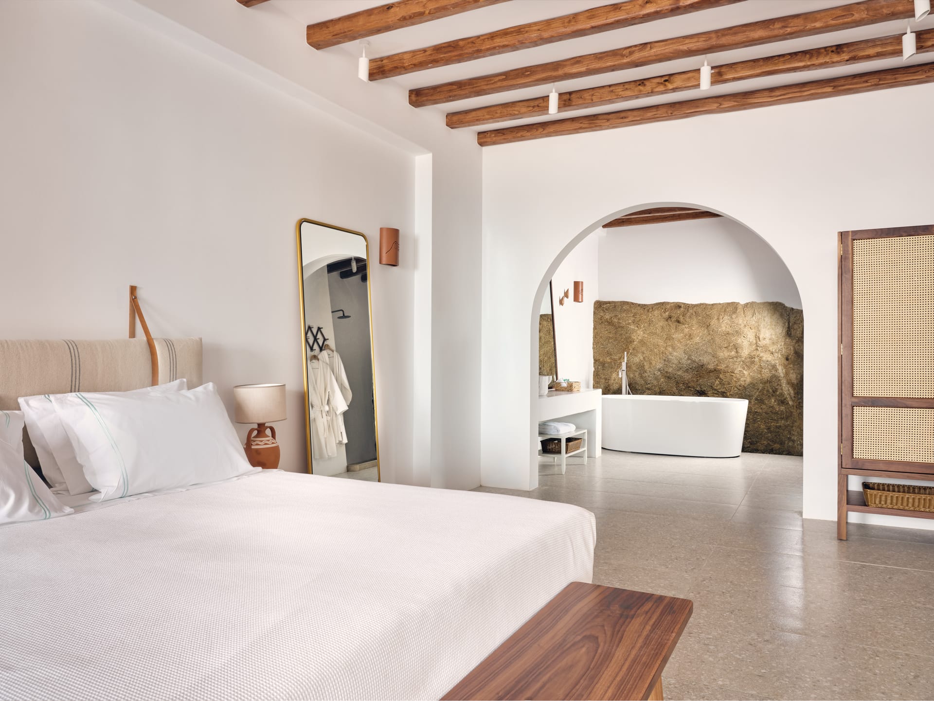 Hilltop Sea View Suite Private Jetted Tub | 250m from Belvedere Hotel plus Shuttle