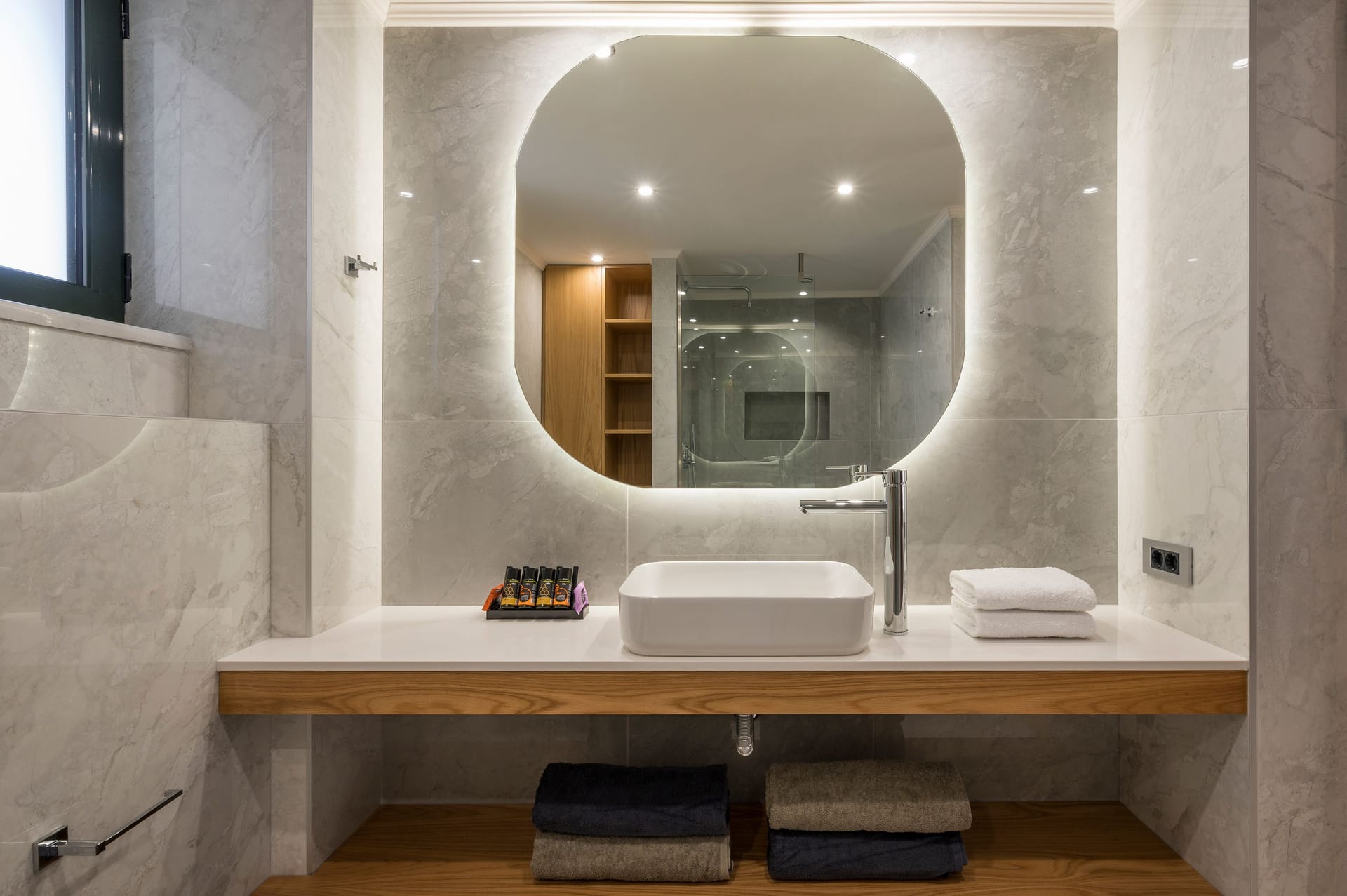 Villa with Pool and Sea View