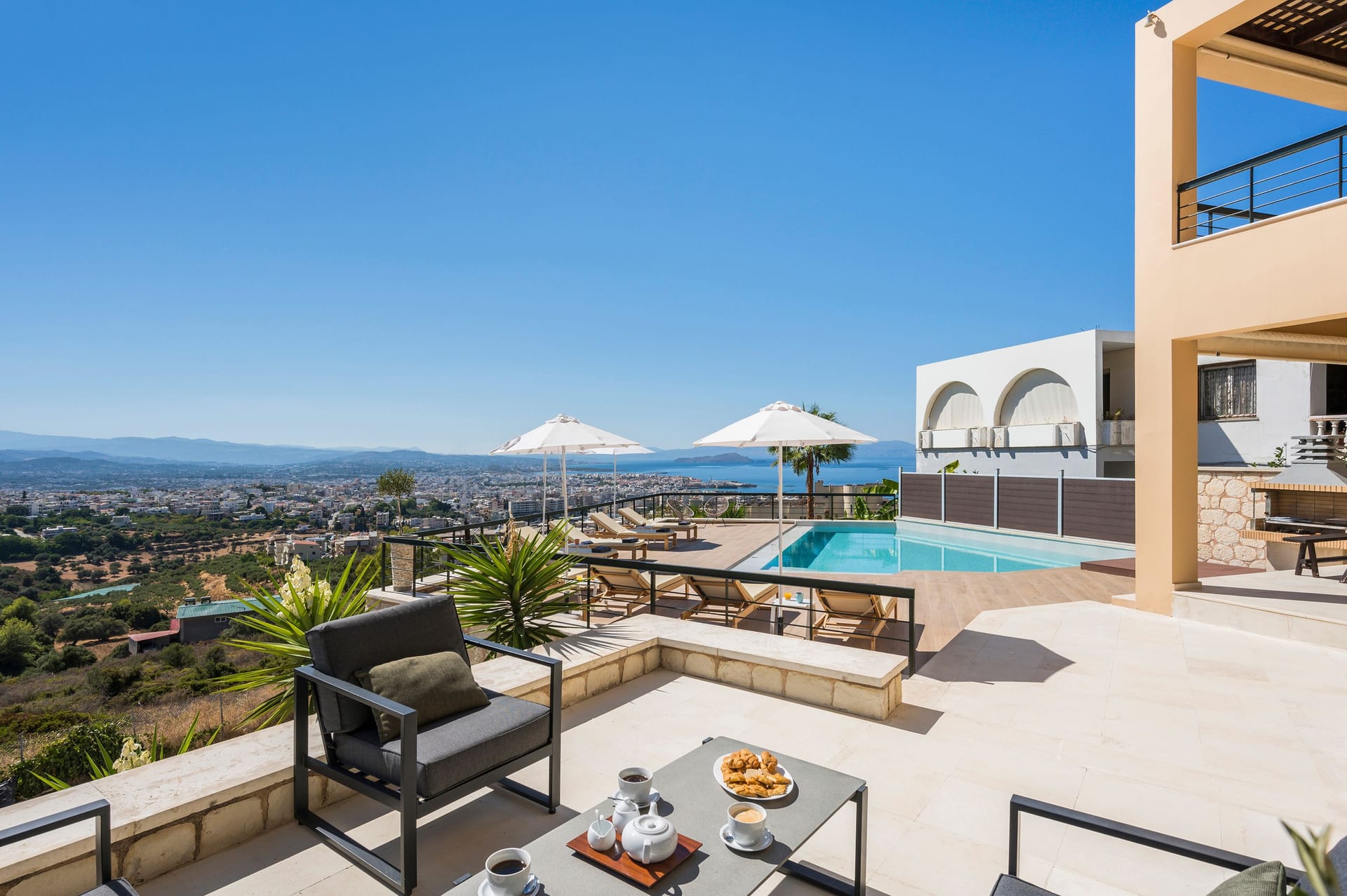 Villa with Pool and Sea View