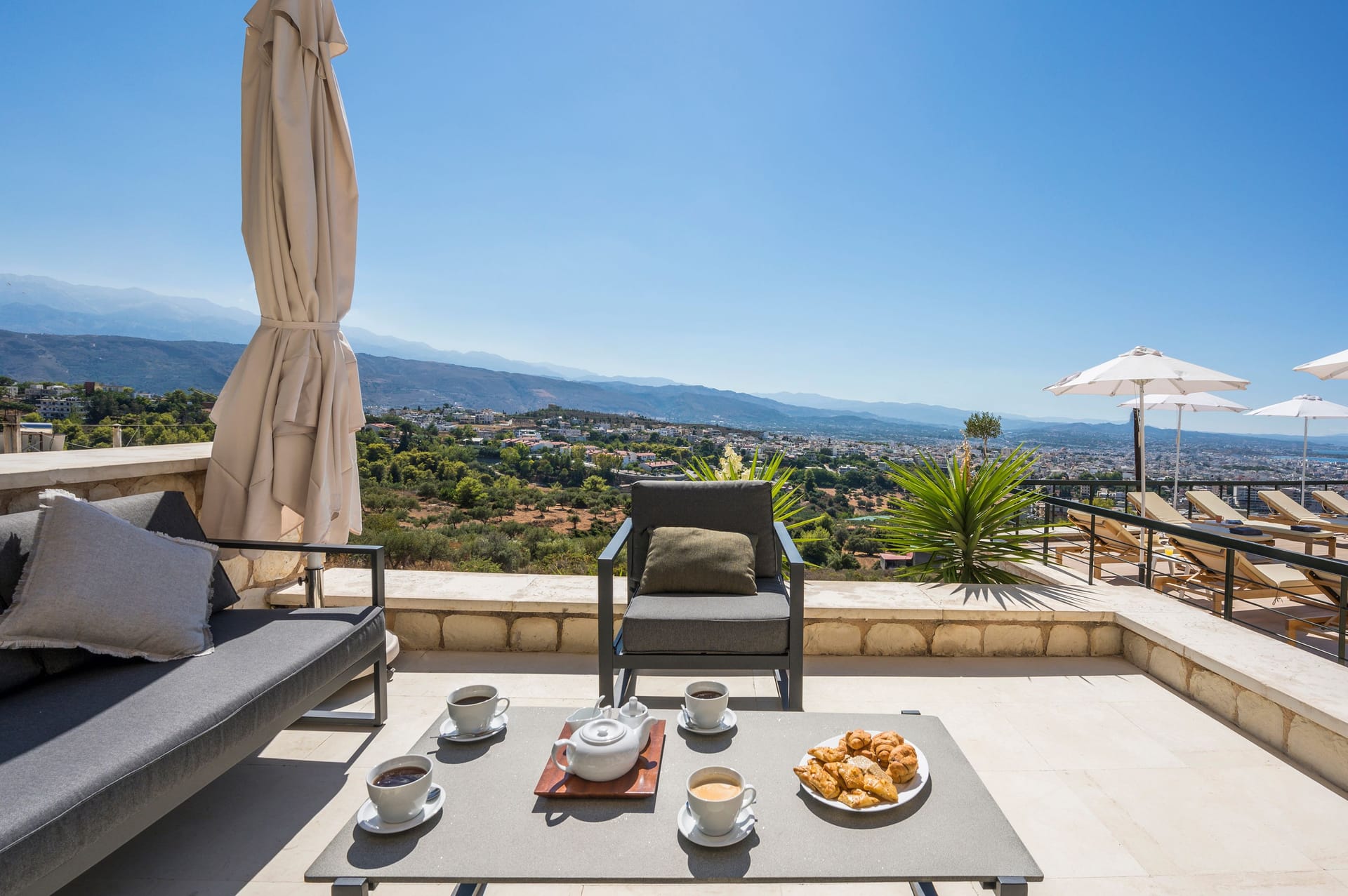 Villa with Pool and Sea View