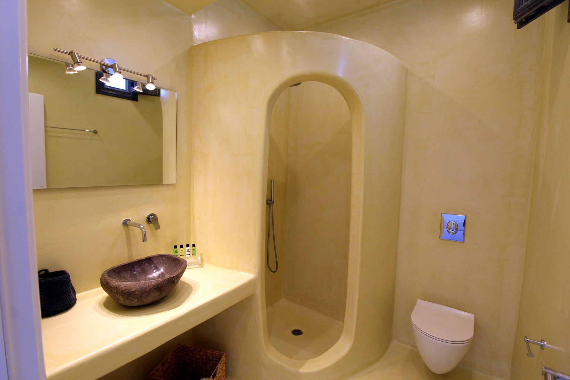 Standard suite with jetted Pool