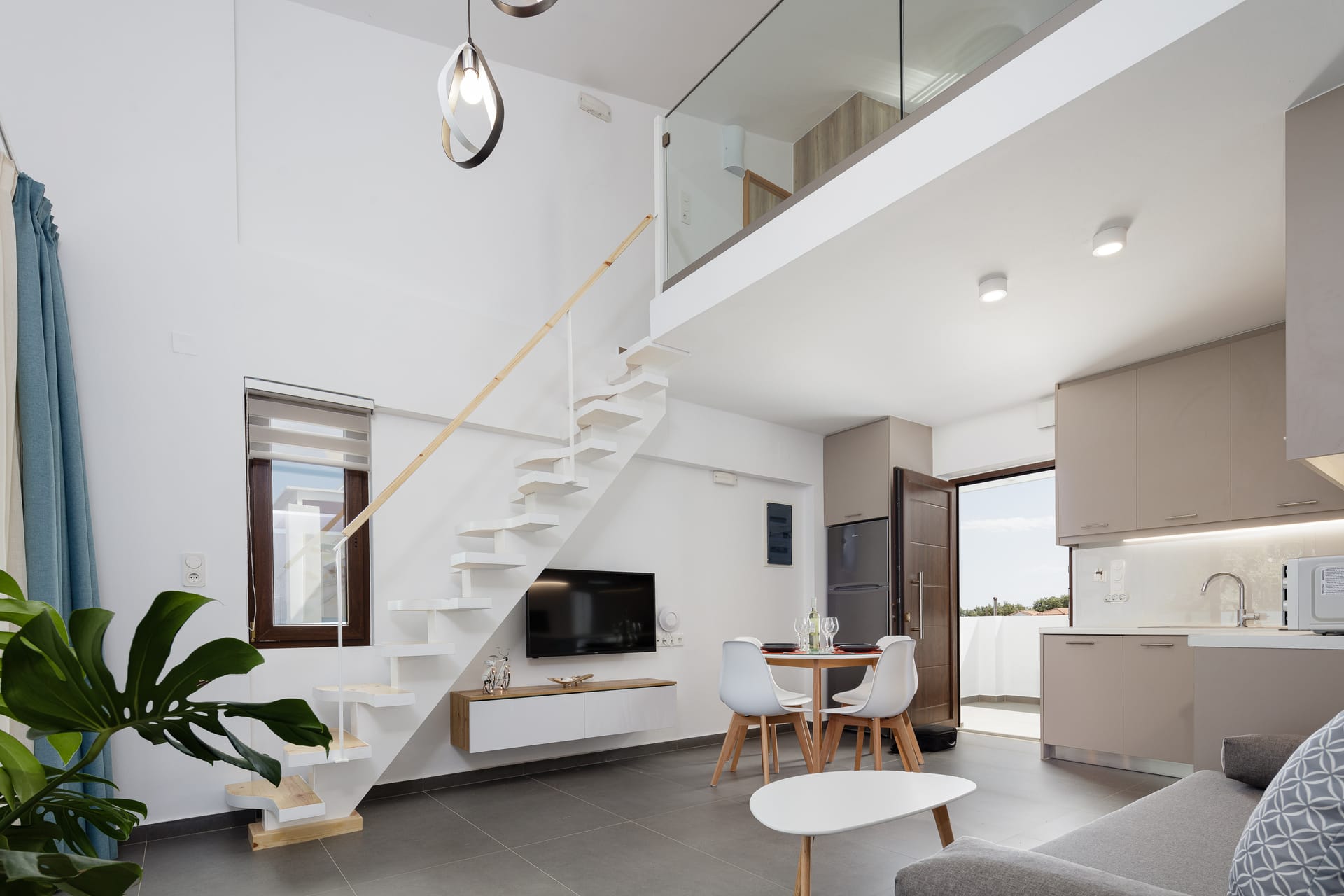 Two Bedroom Apartment with Outdoor Jetted Tub and Pool View