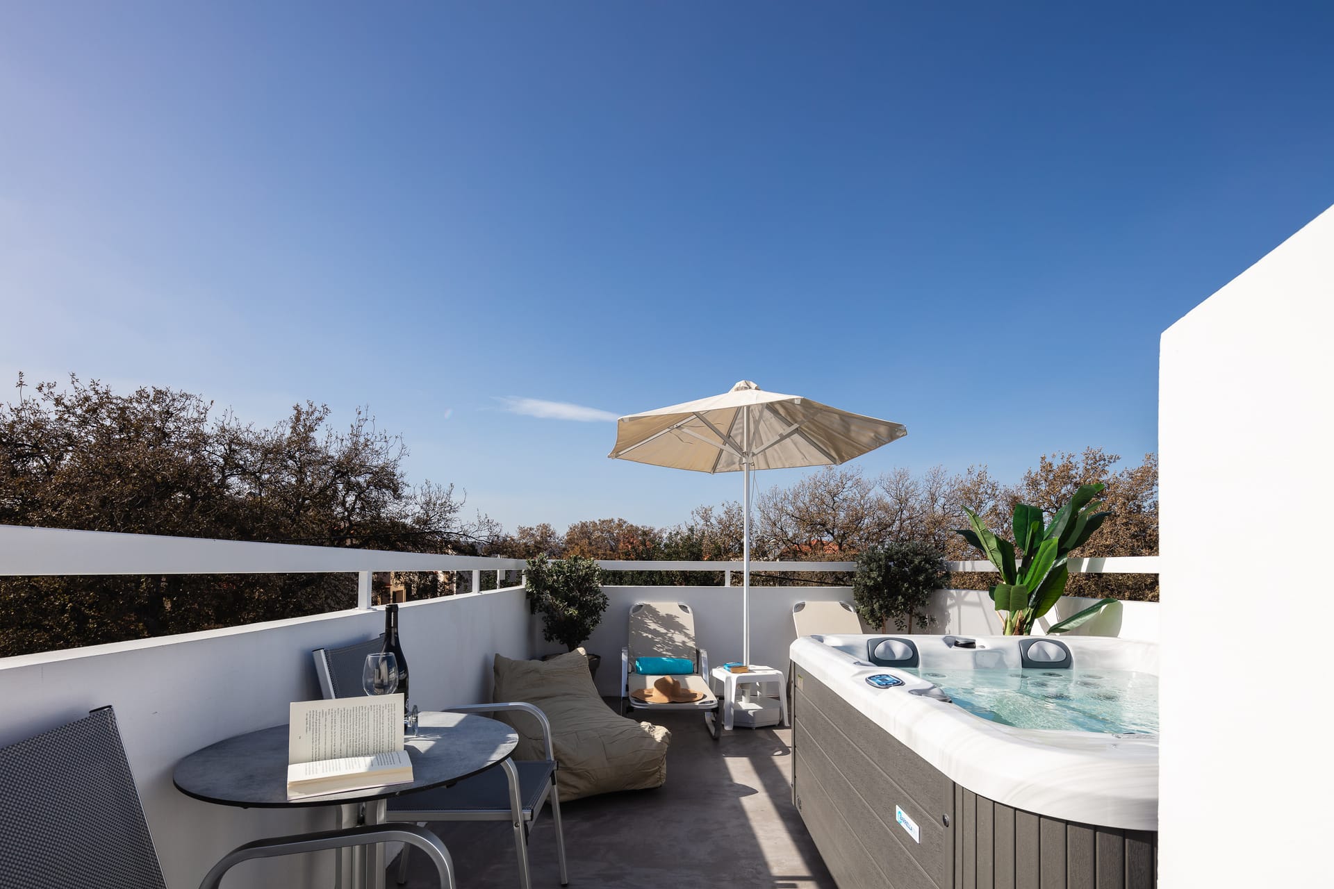 Two Bedroom Apartment with Outdoor Jetted Tub and Pool View