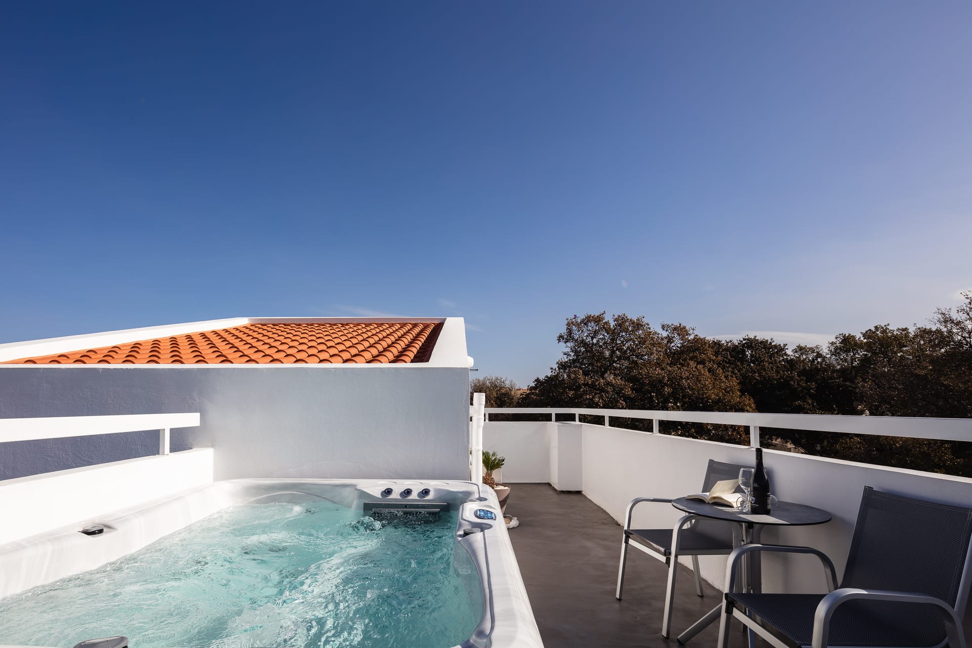 Two Bedroom Apartment with Outdoor Jetted Tub and Pool View