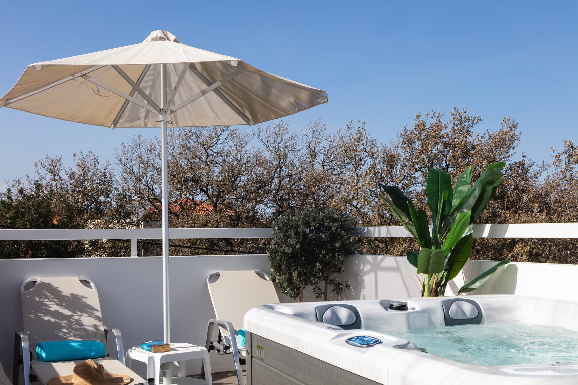 Two Bedroom Apartment with Outdoor Jetted Tub and Pool View