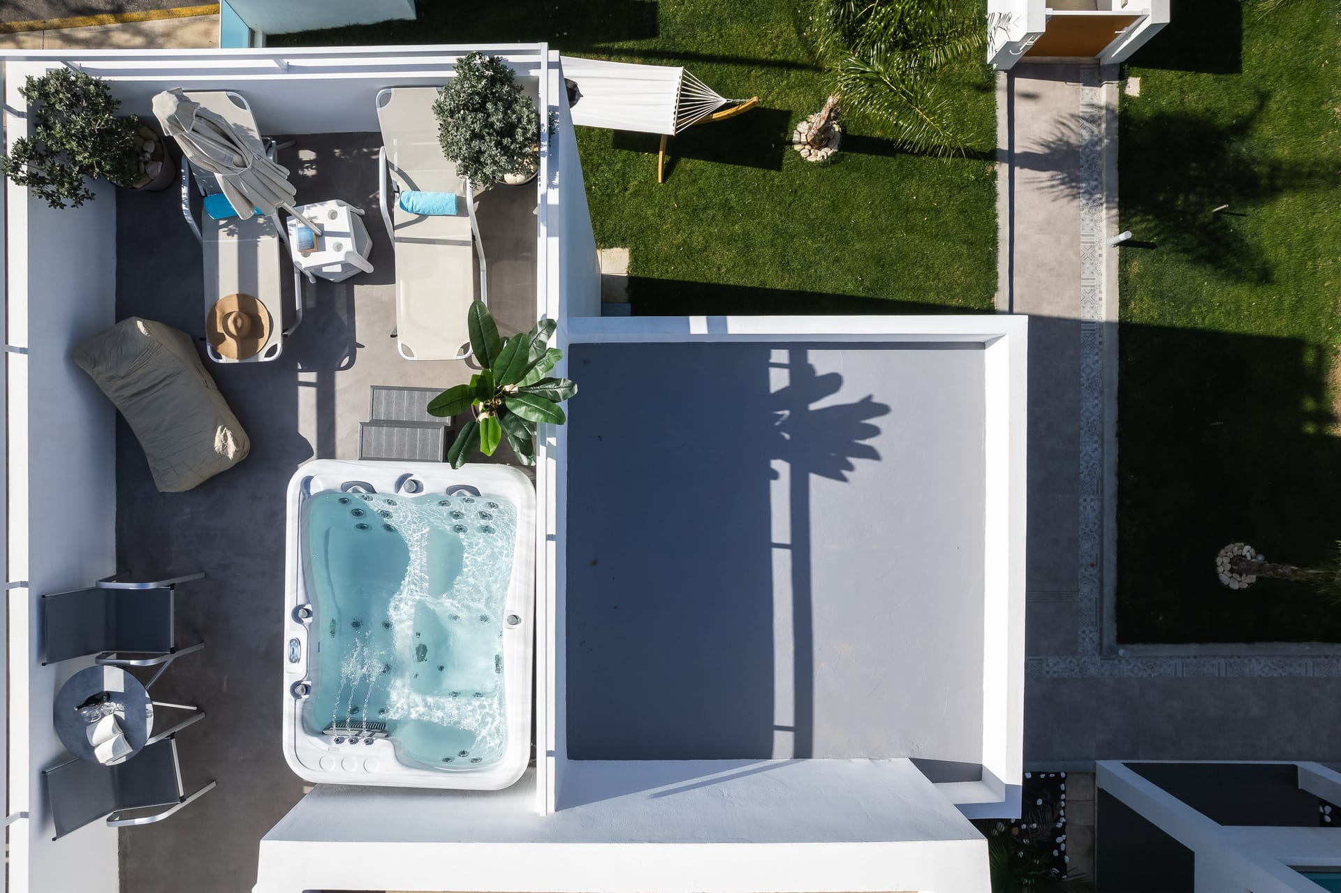 Two Bedroom Apartment with Outdoor Jetted Tub and Pool View