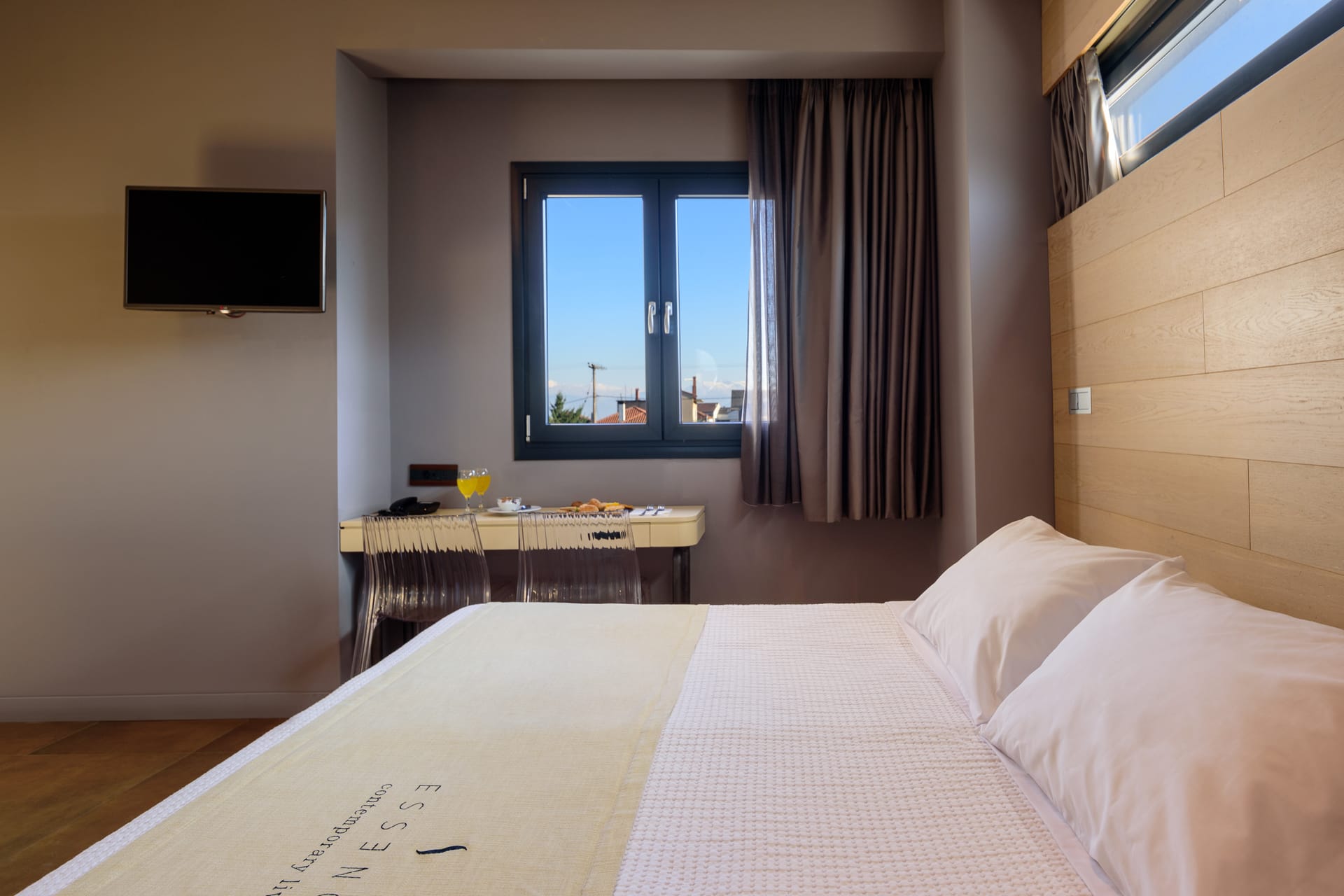 Elegant Triple Room with City View