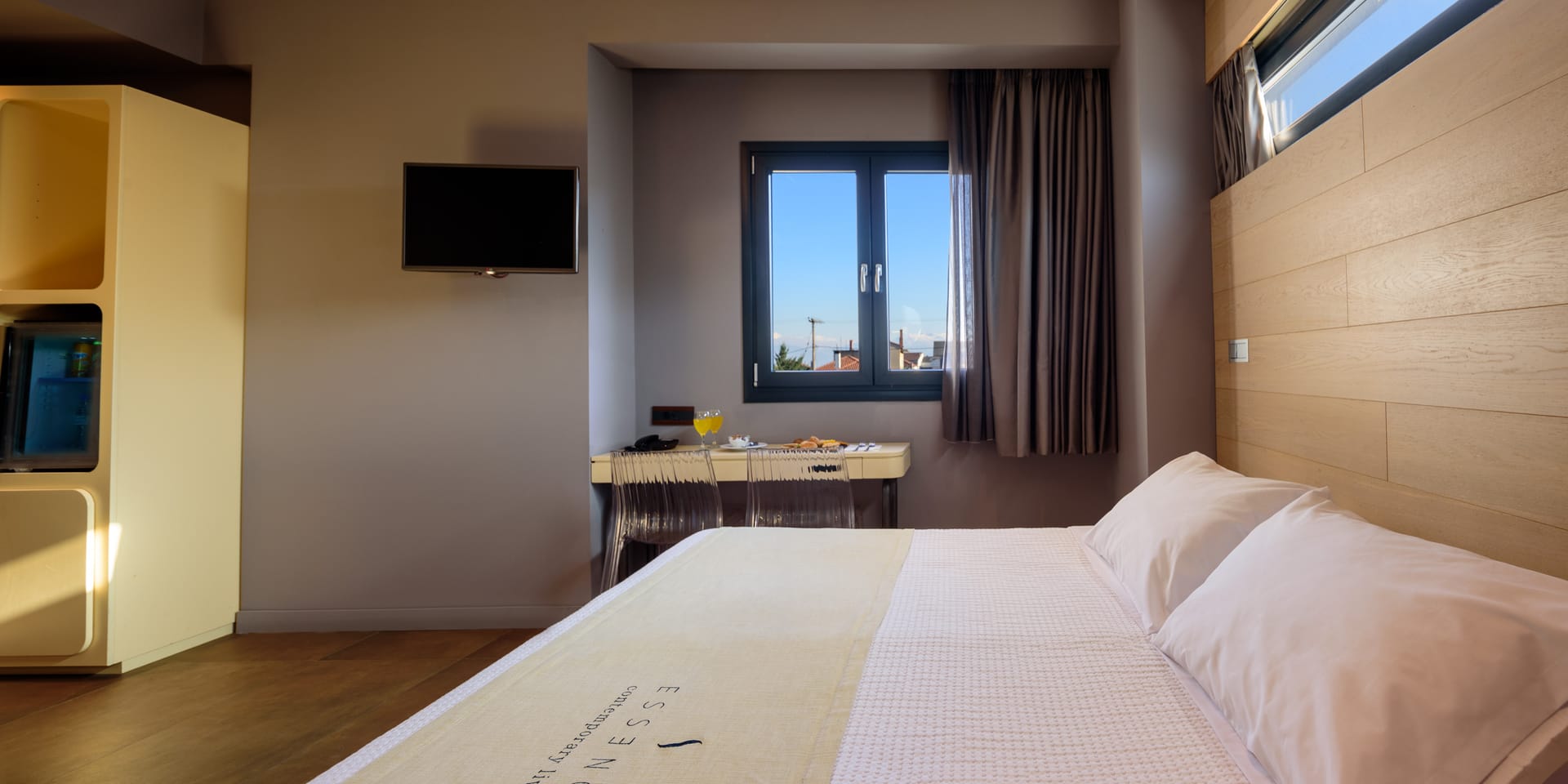 Elegant Triple Room with City View