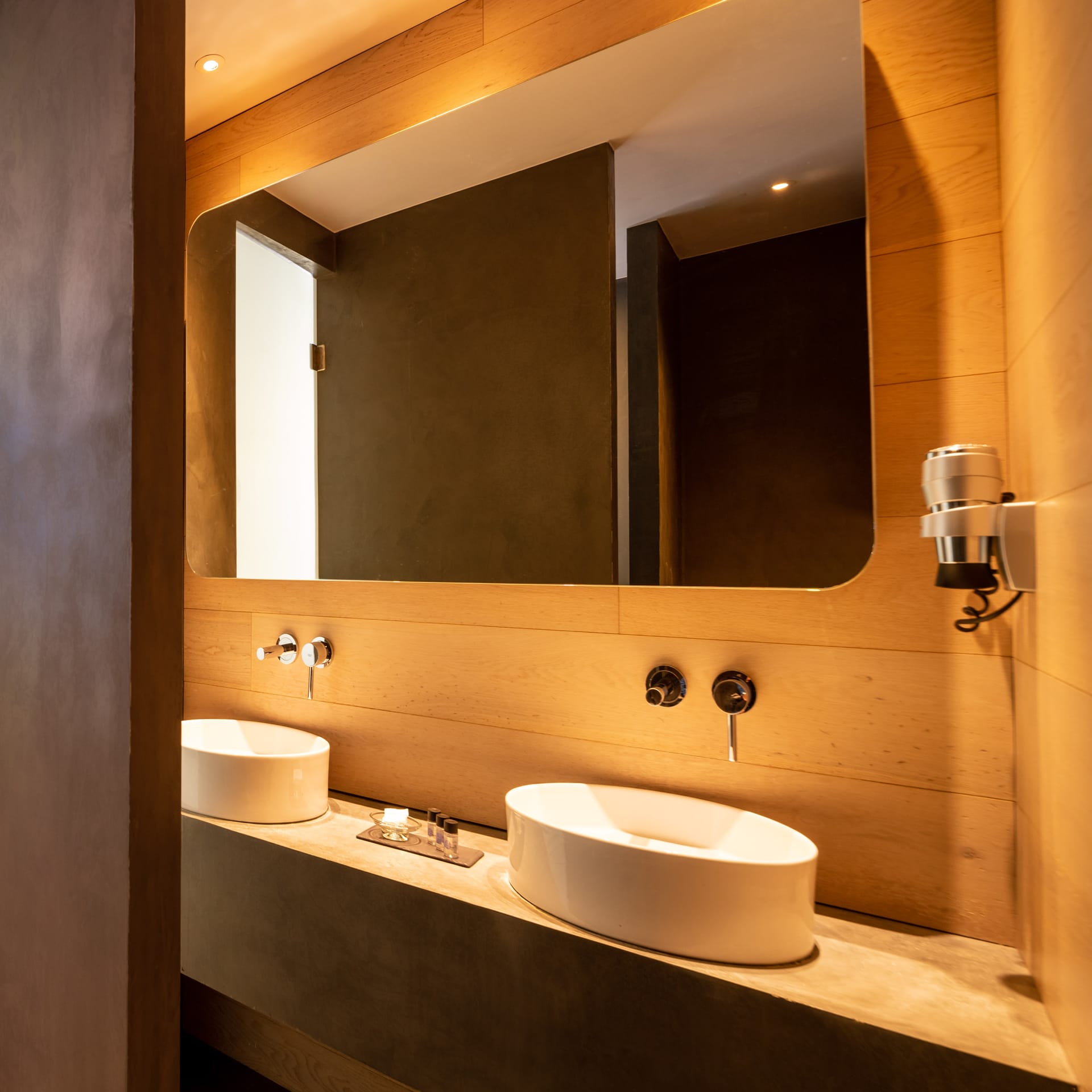 Elegant Triple Room with City View